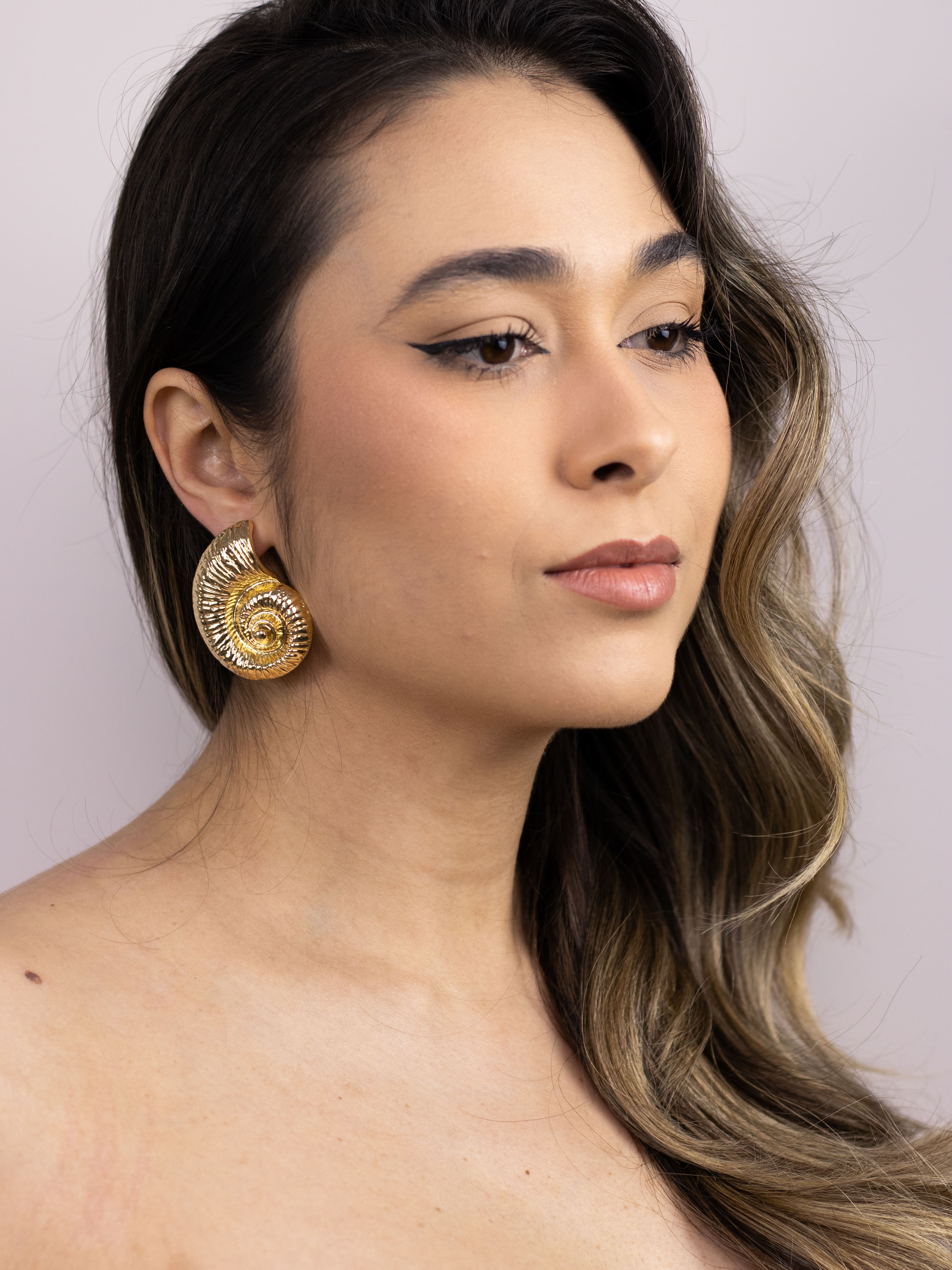 Brinco Metal Dourado Liso Caracol