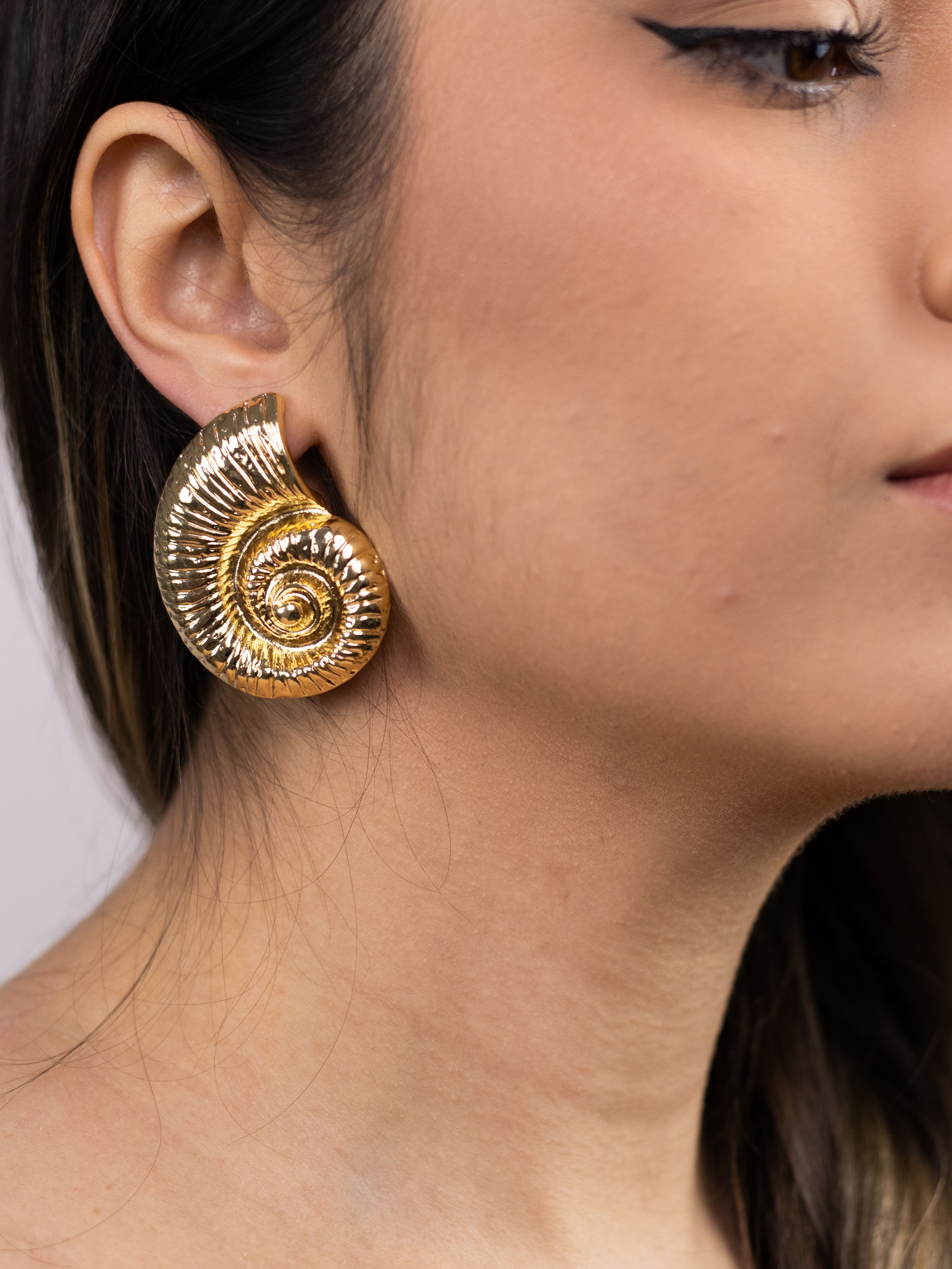 Brinco Metal Dourado Liso Caracol