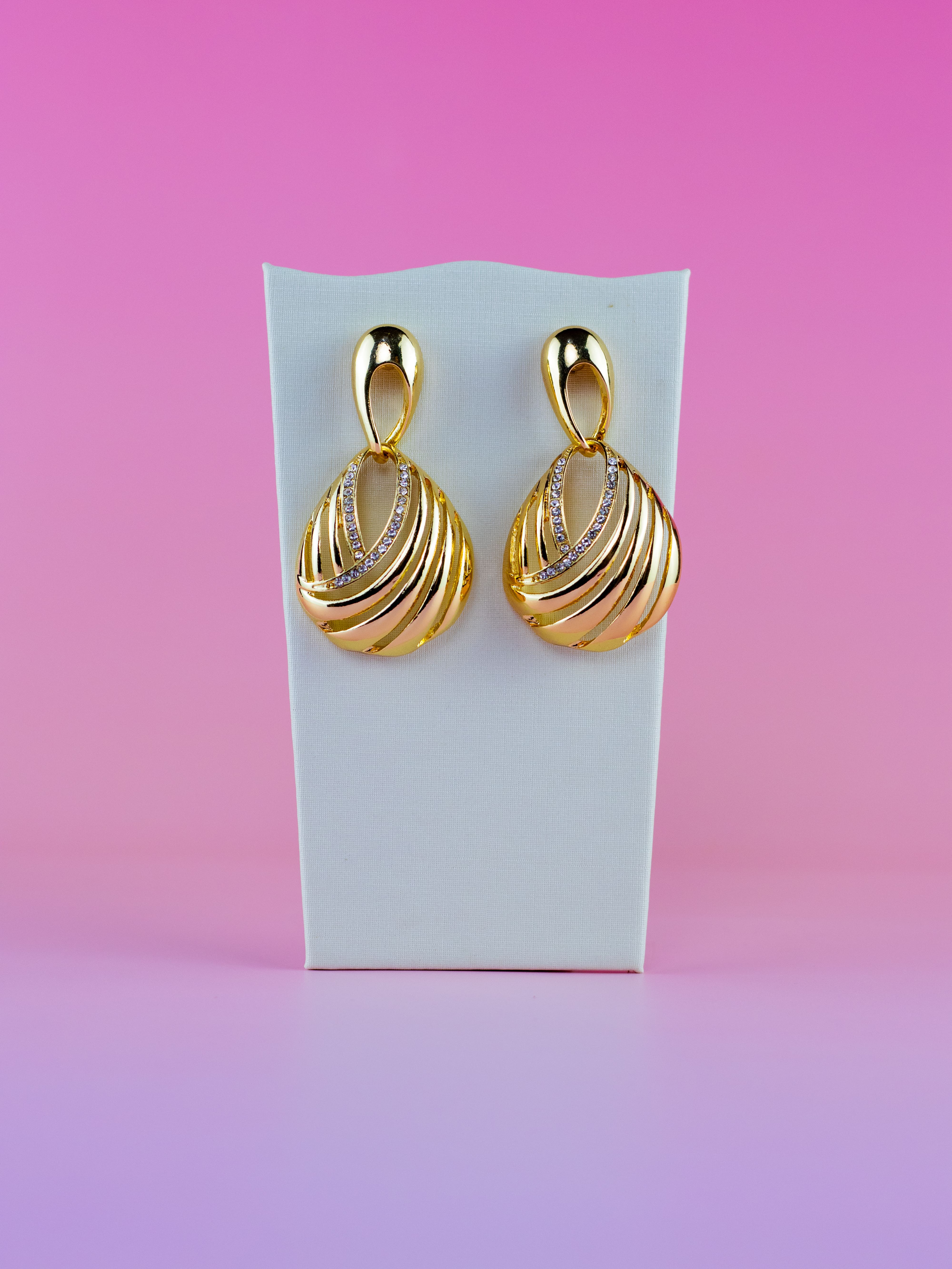 Brinco de Gota Metal Vazado com Strass