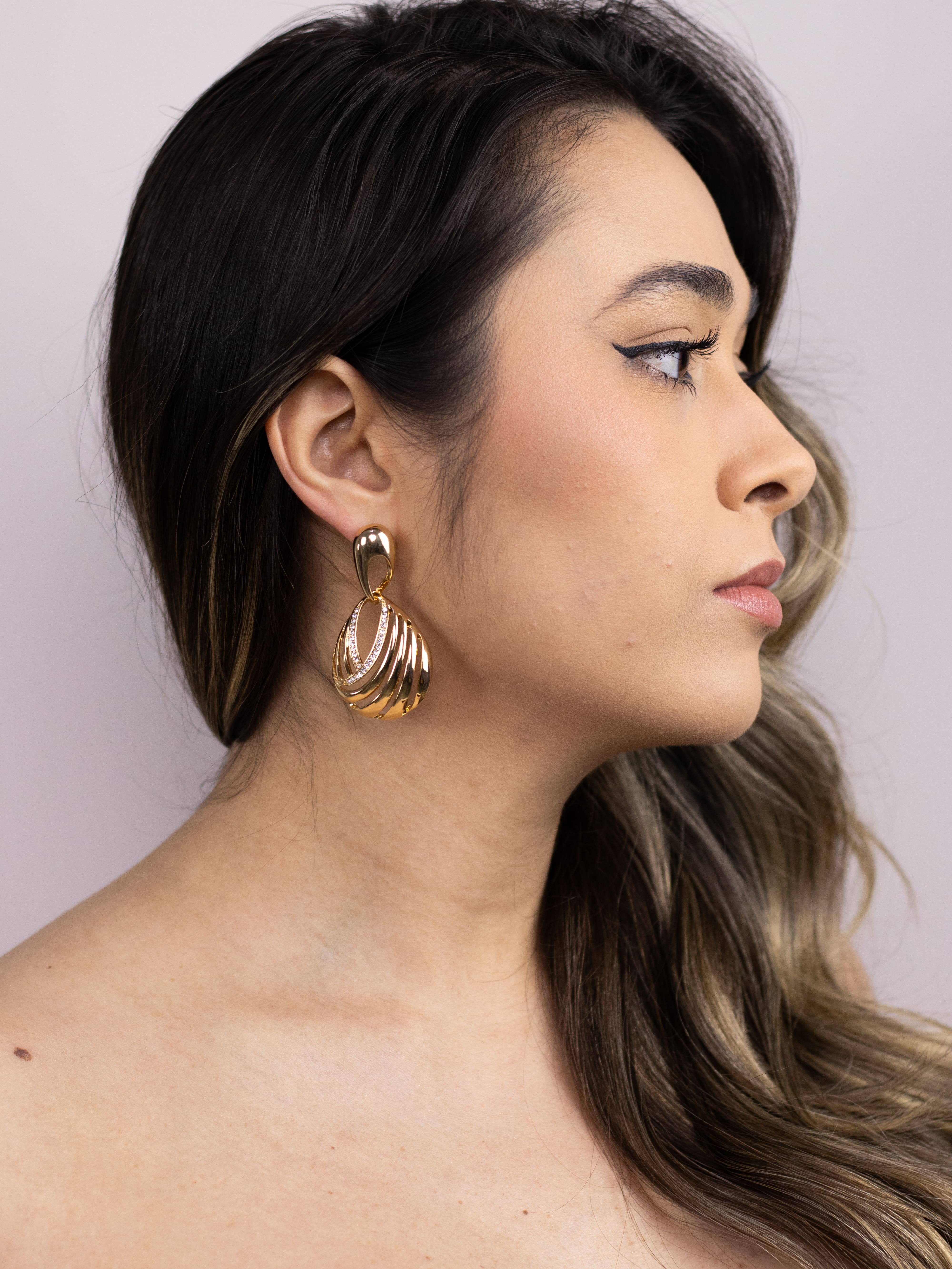 Brinco de Gota Metal Vazado com Strass