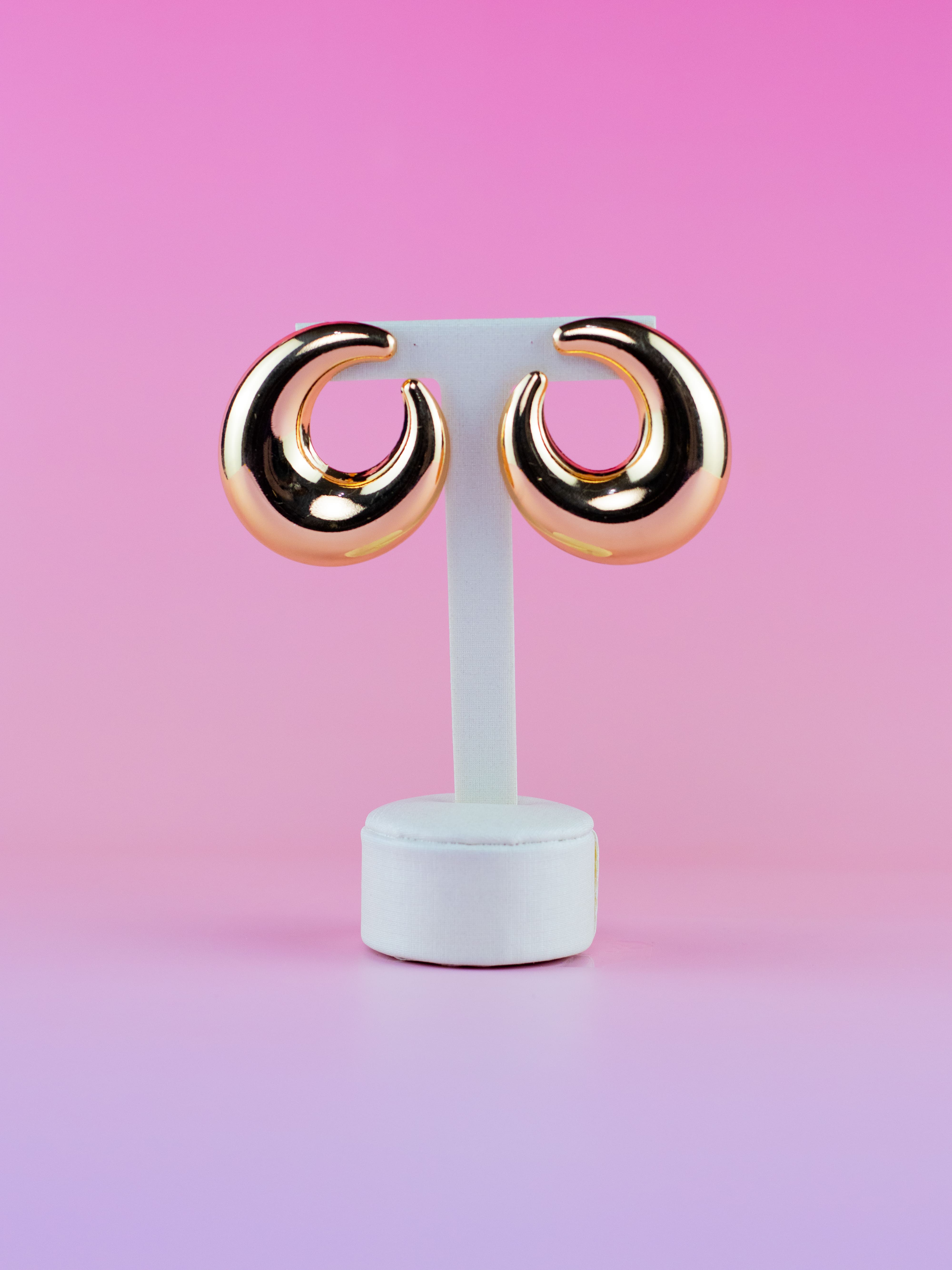 Brinco de Metal Liso Dourado Meia Lua