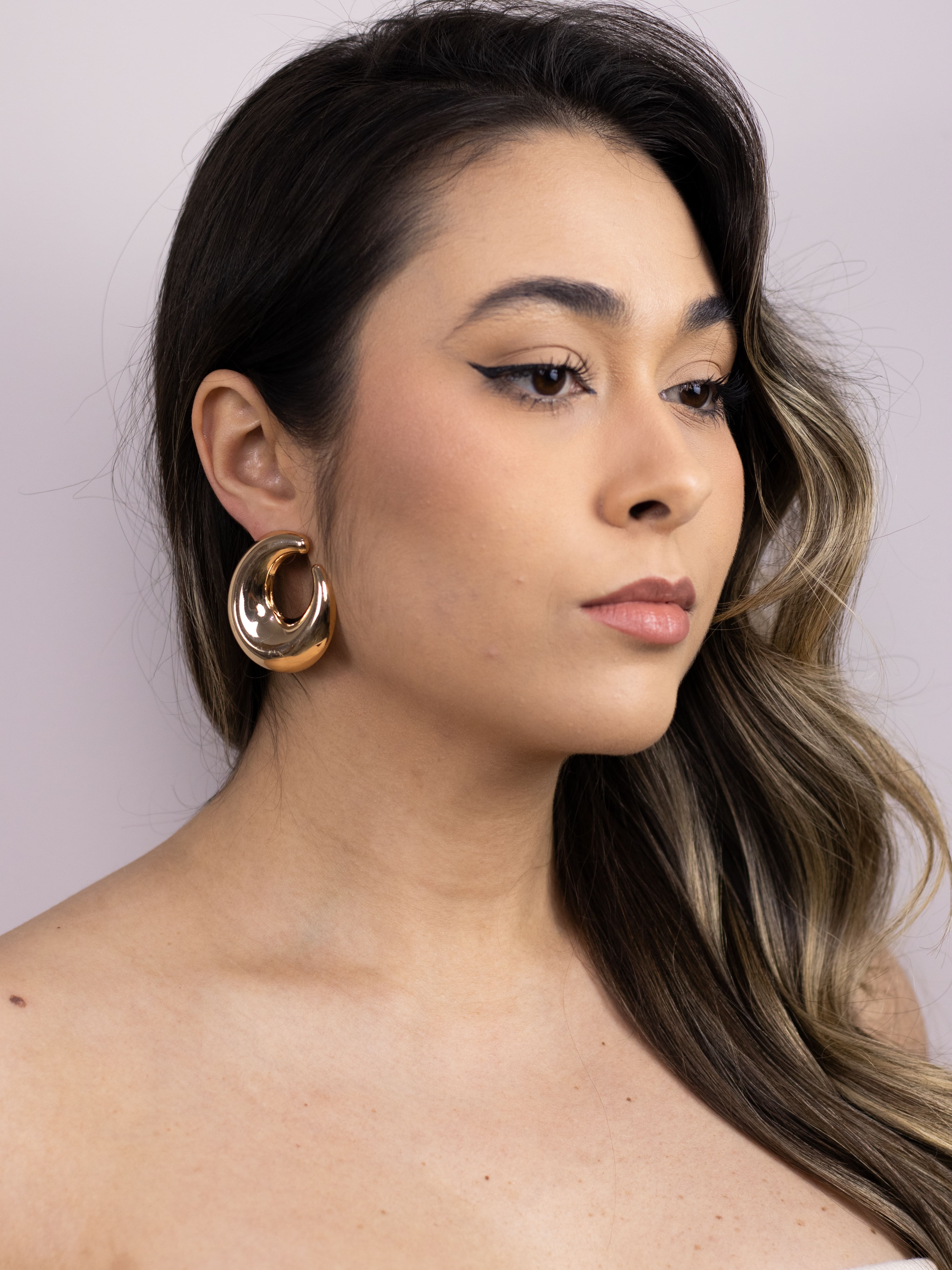 Brinco de Metal Liso Dourado Meia Lua