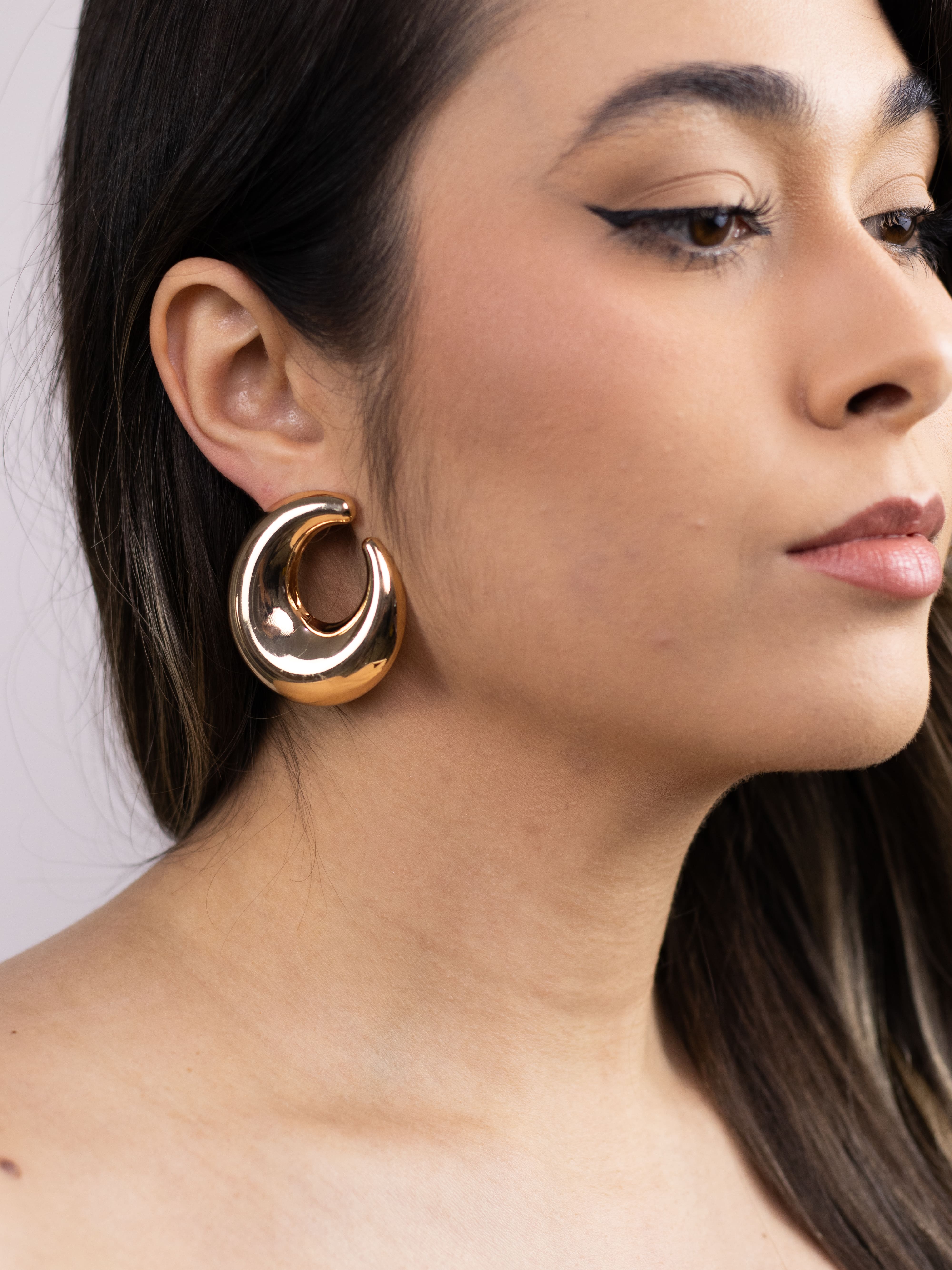 Brinco de Metal Liso Dourado Meia Lua