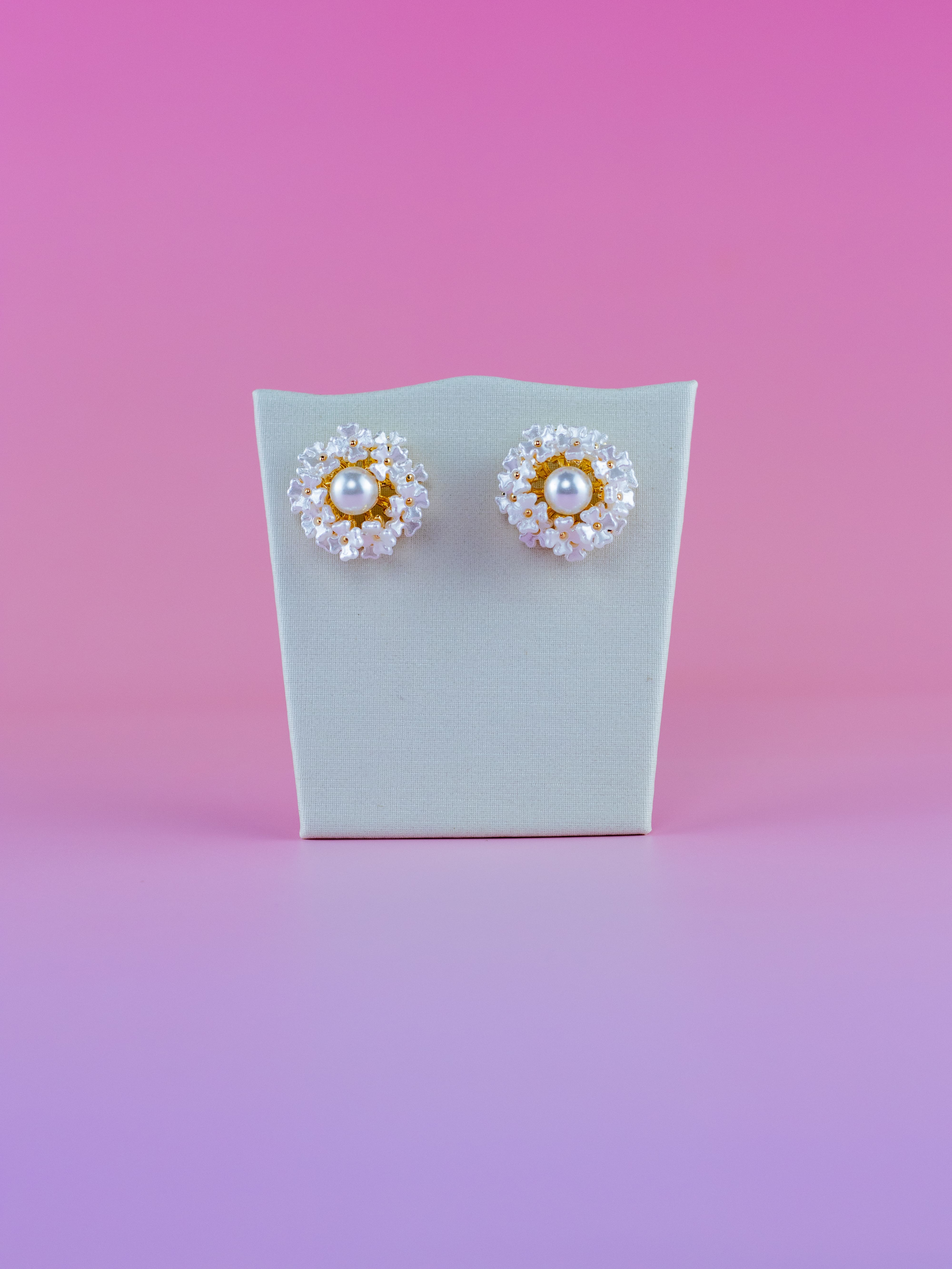 Brinco Base de Flor com Pérola