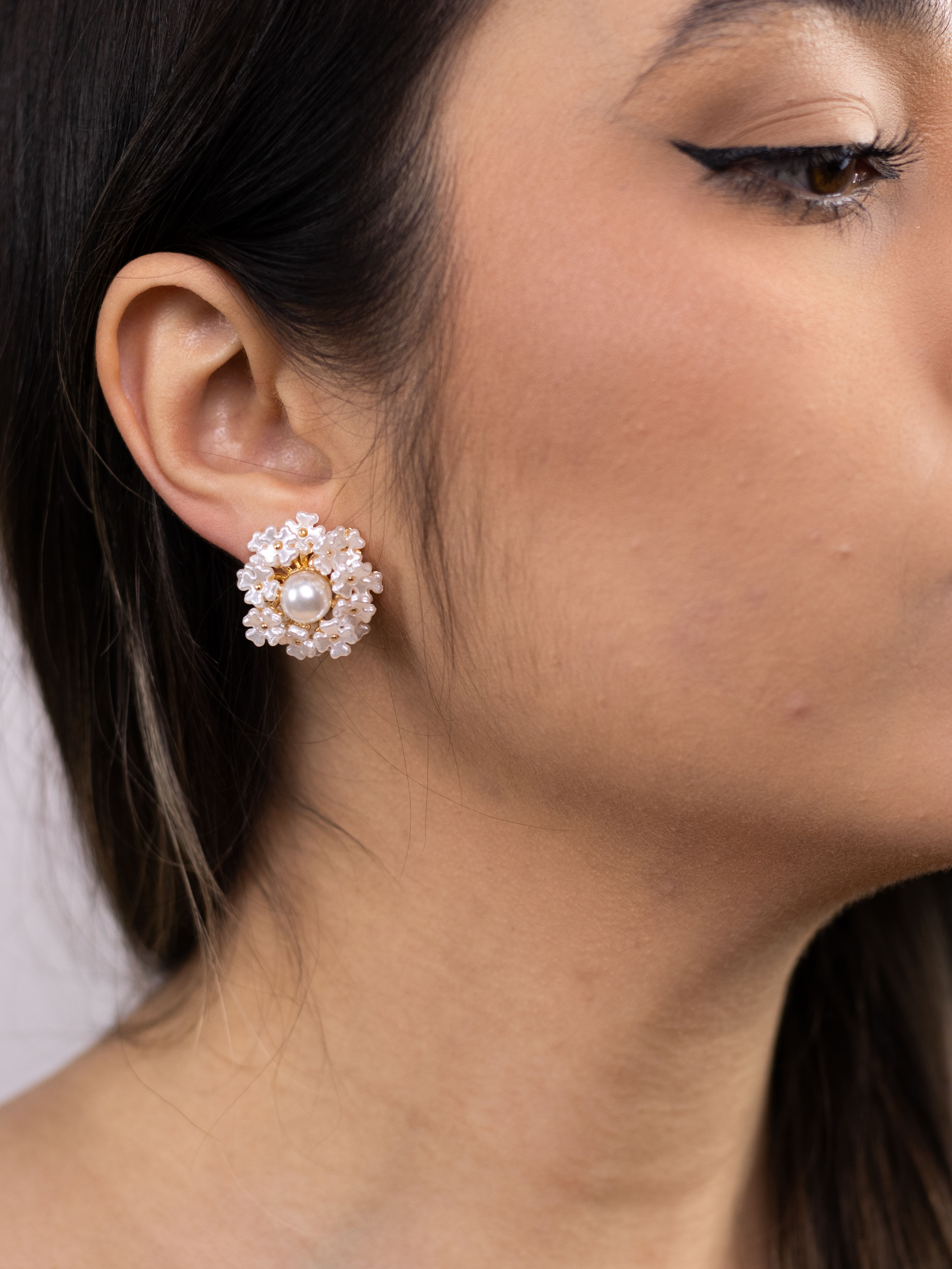 Brinco Base de Flor com Pérola