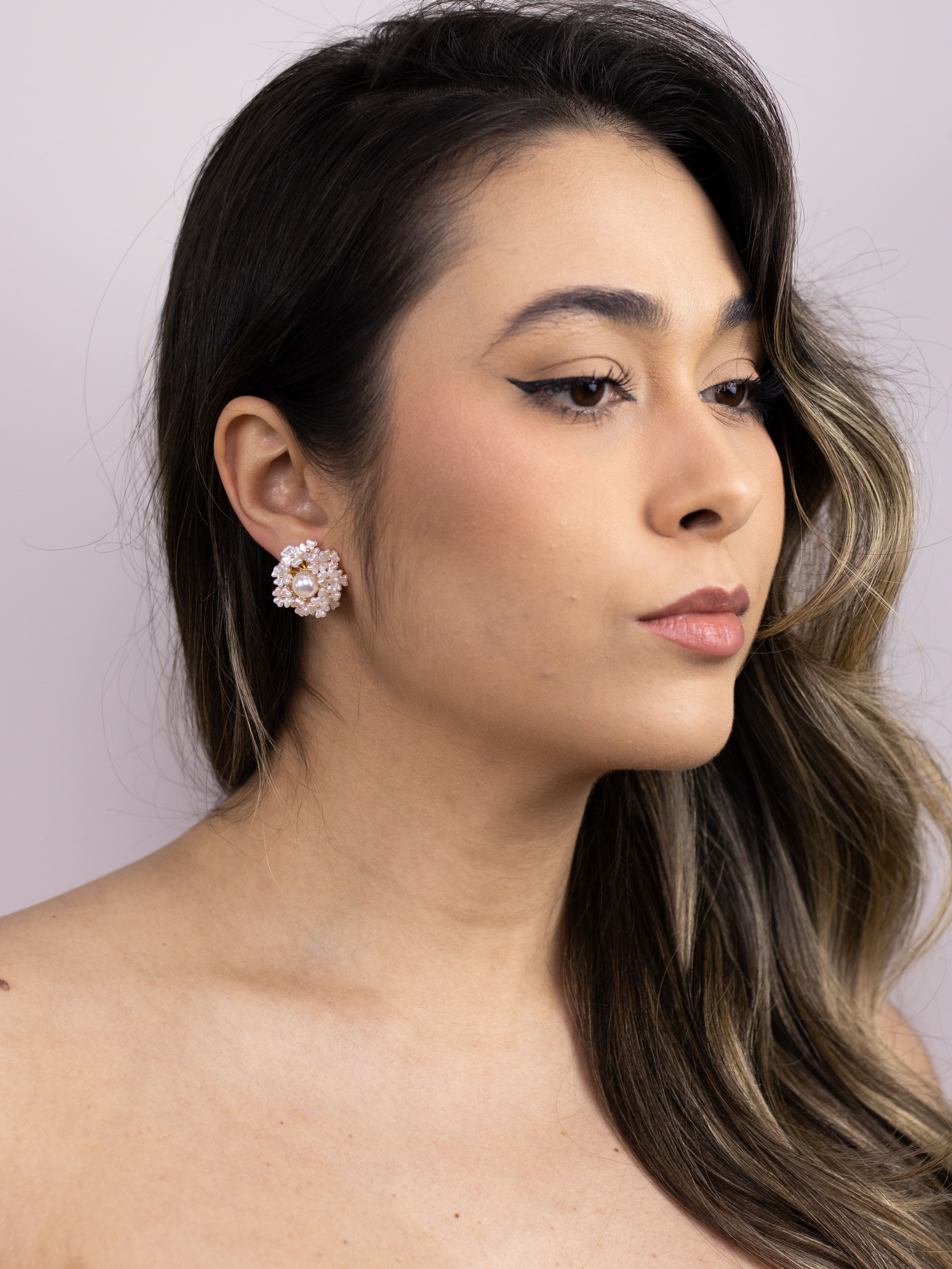 Brinco Base de Flor com Pérola