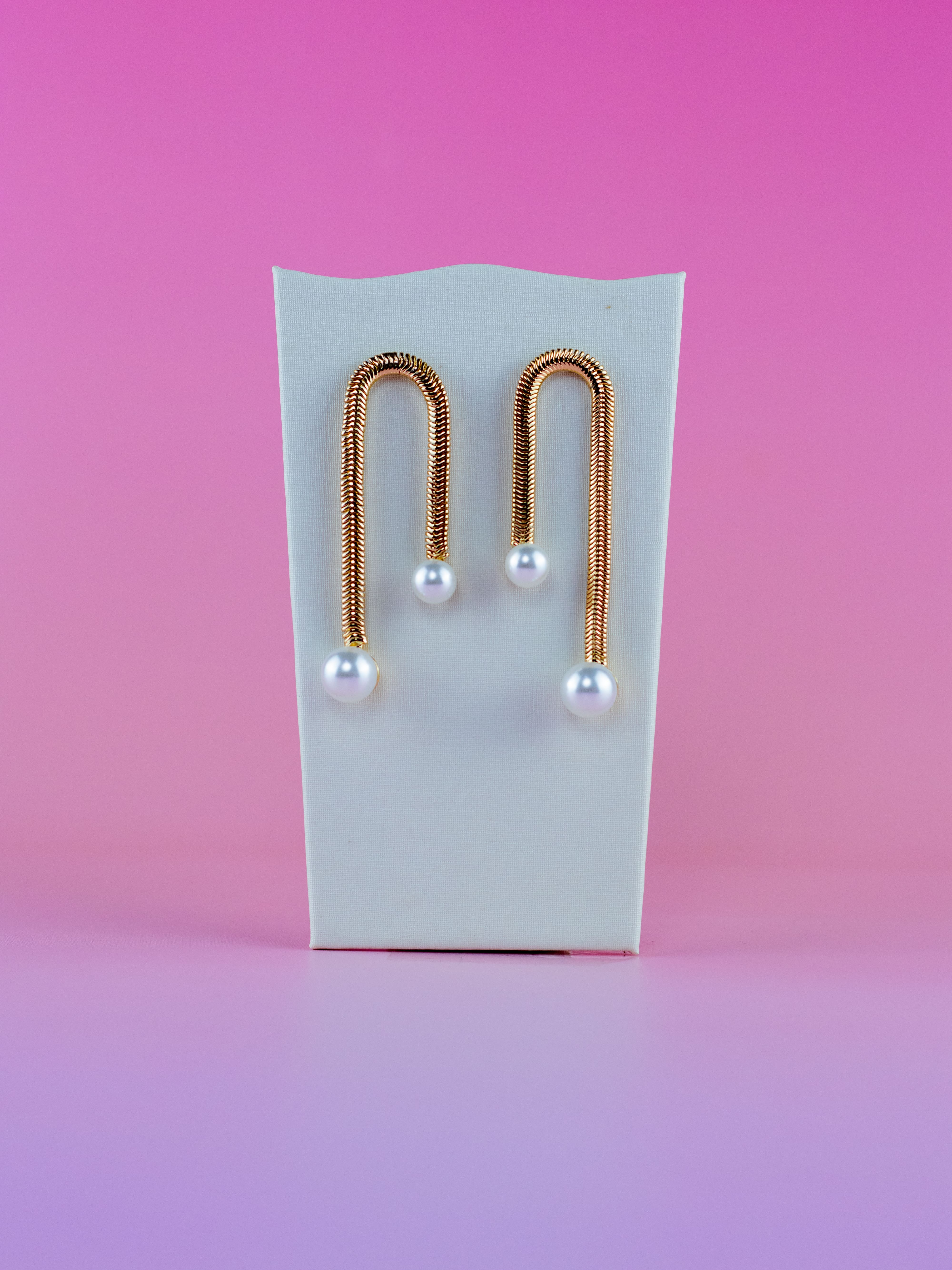 Brinco Metal de Malha Dourado com Pérola