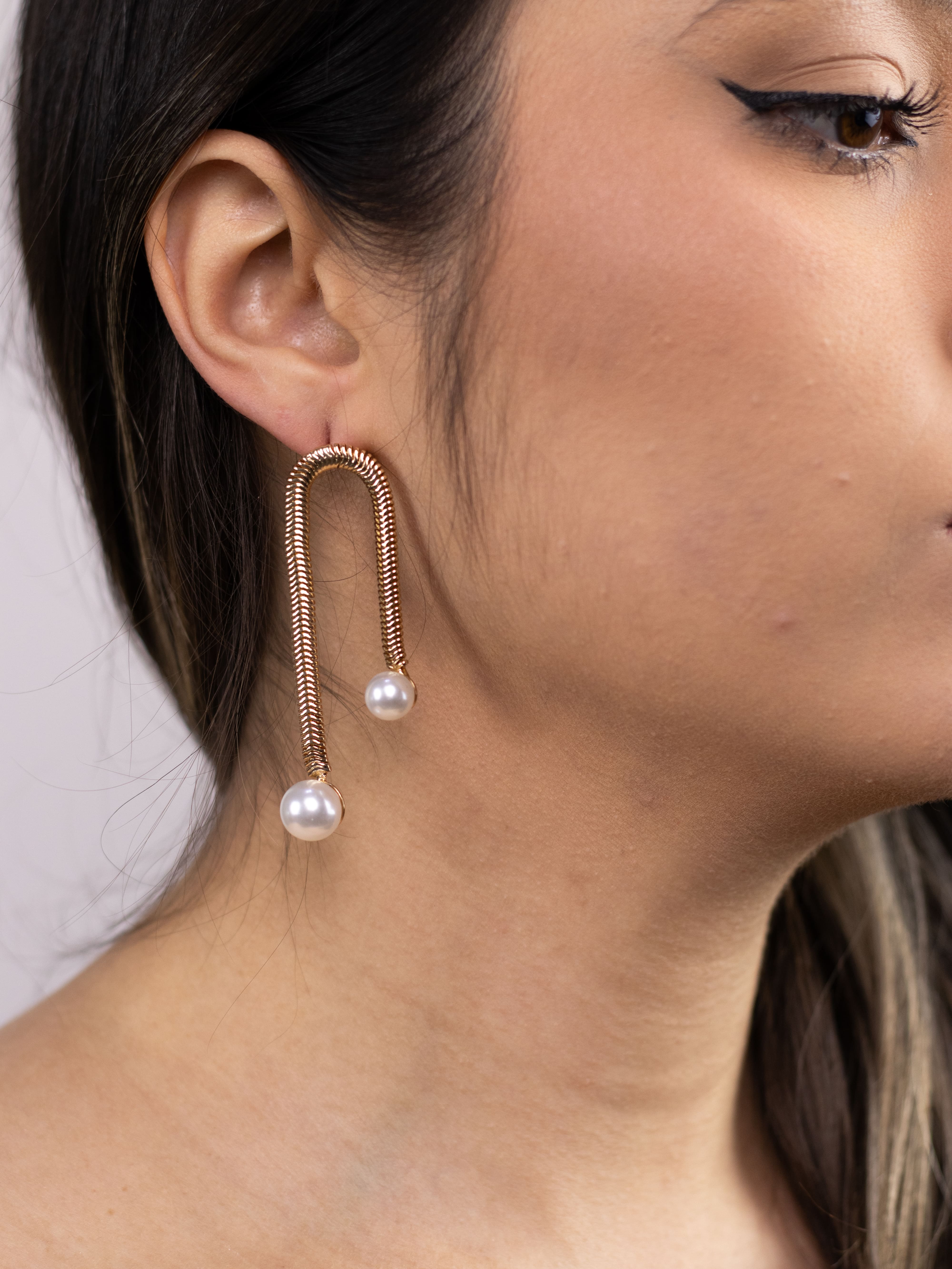 Brinco Metal de Malha Dourado com Pérola