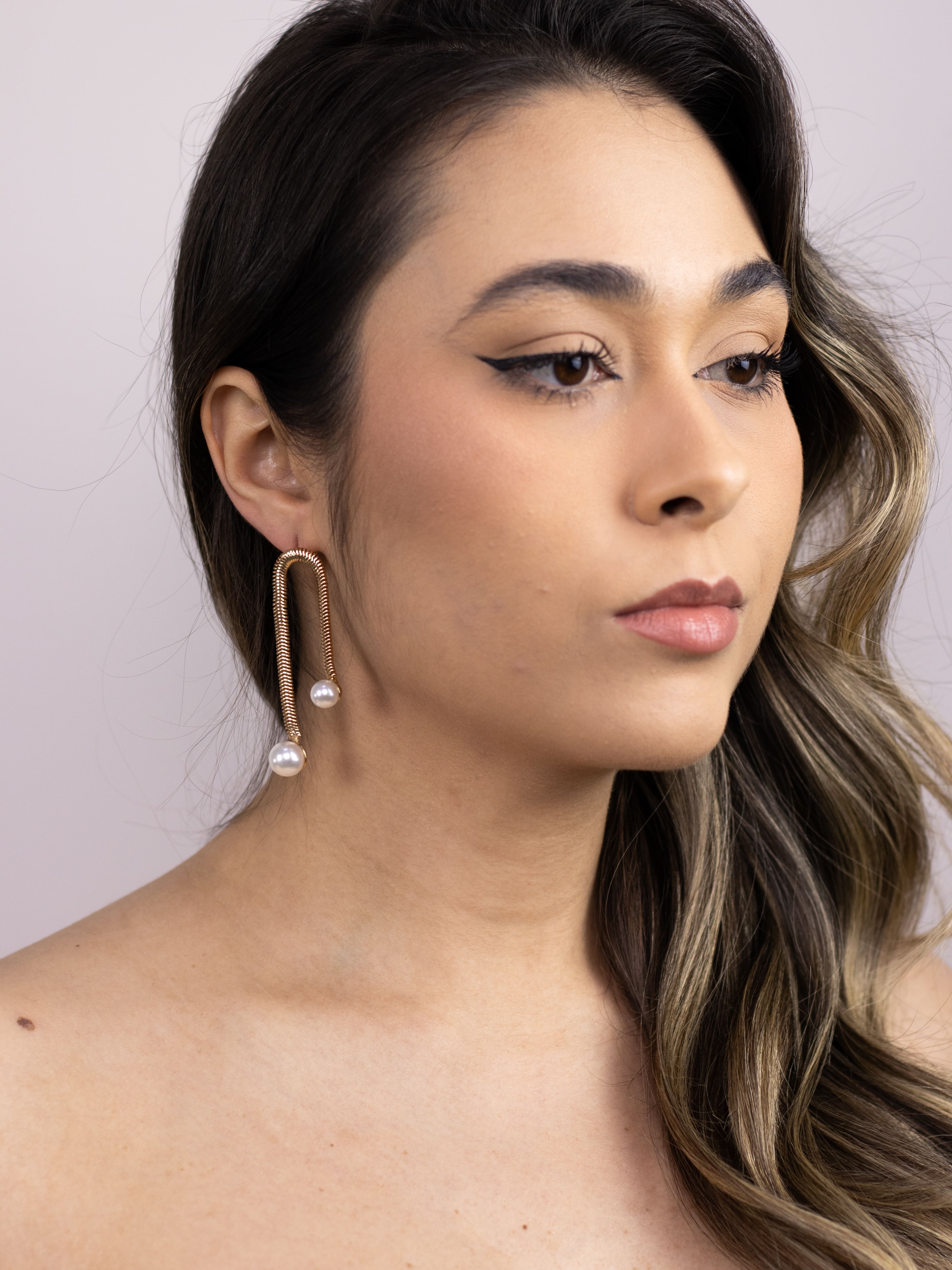 Brinco Metal de Malha Dourado com Pérola