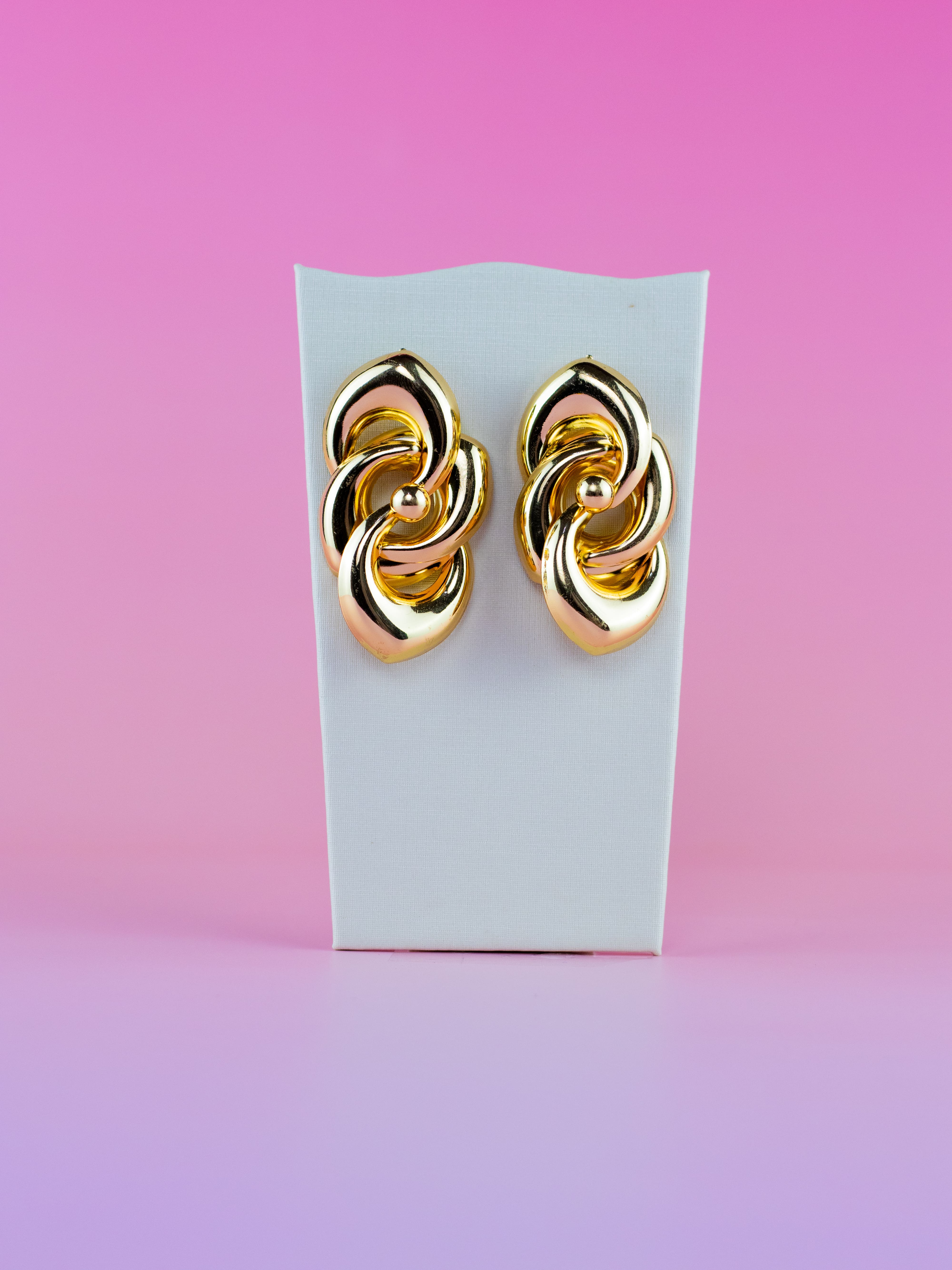 Brinco de Metal Liso Dourado Entrelaçado