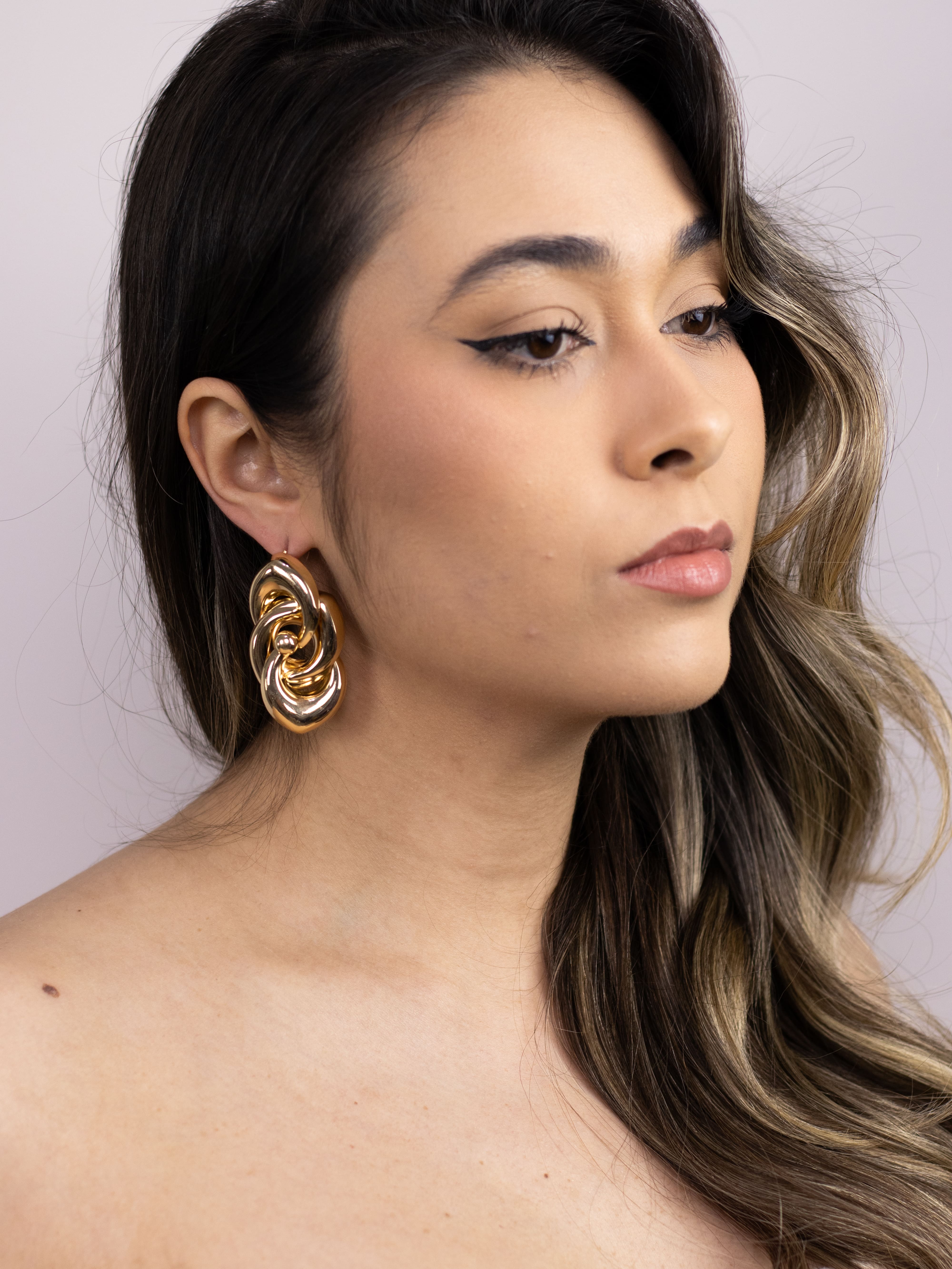 Brinco de Metal Liso Dourado Entrelaçado