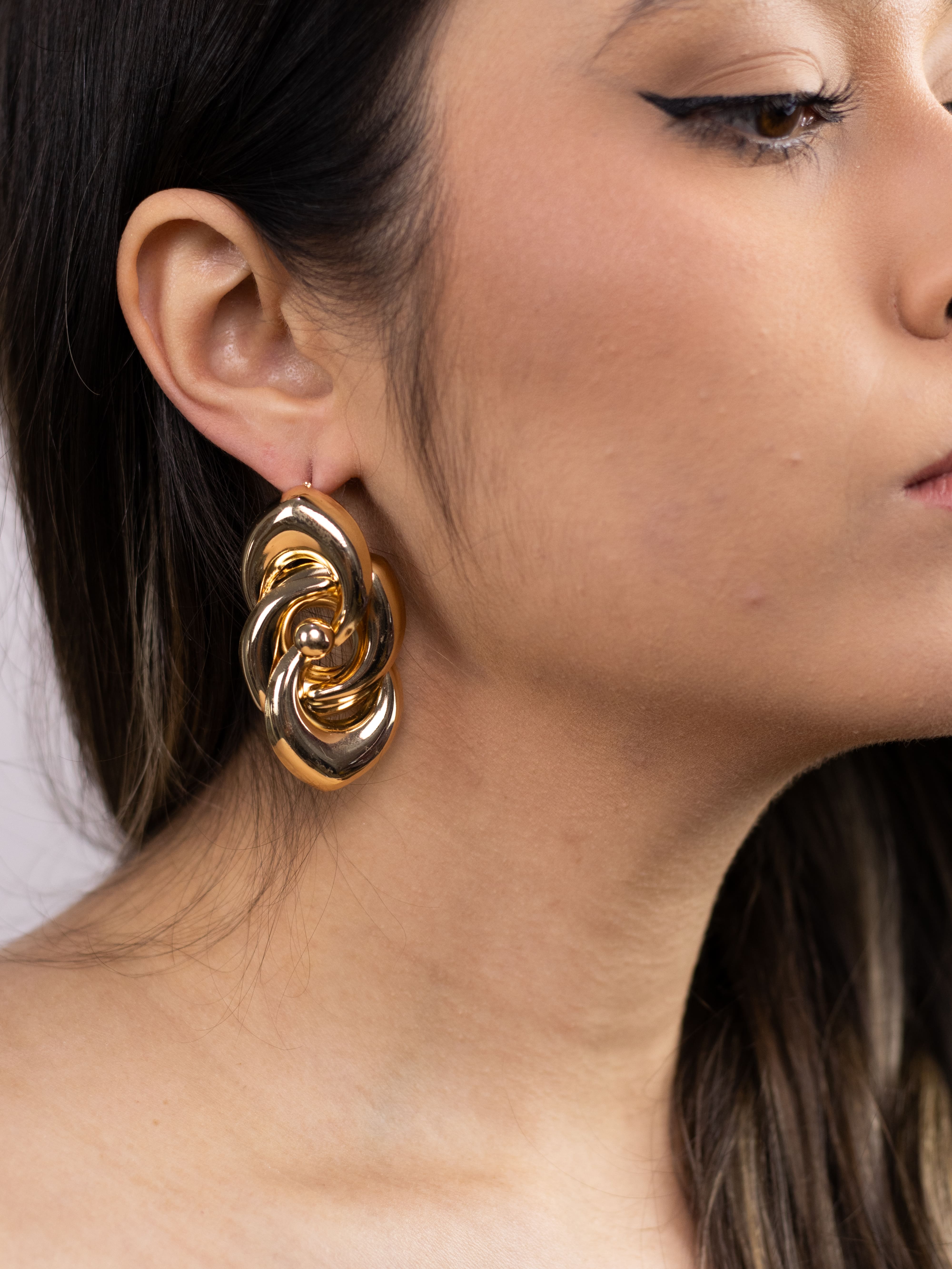 Brinco de Metal Liso Dourado Entrelaçado