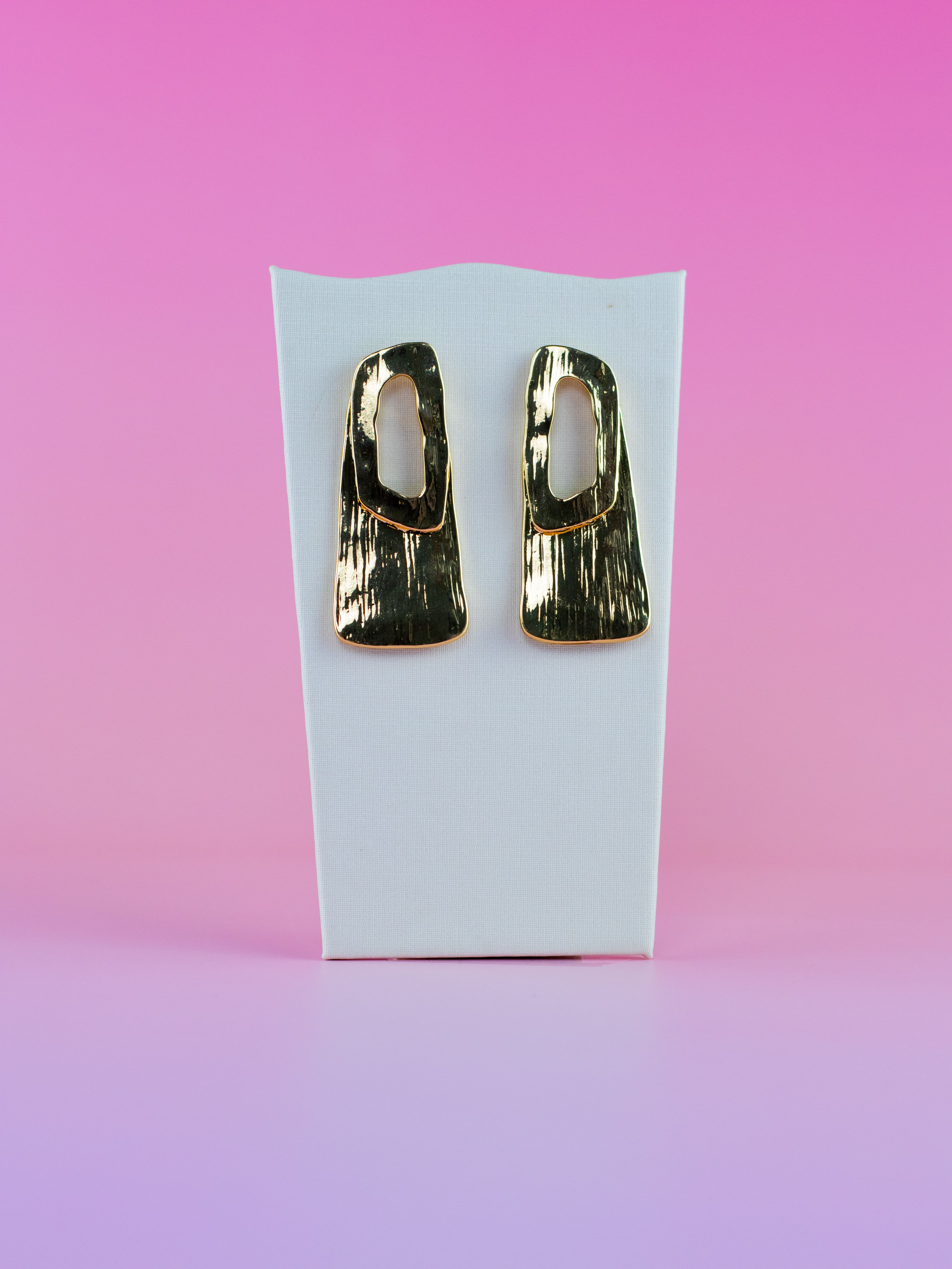 Brinco de Metal Liso Dourado Vazado