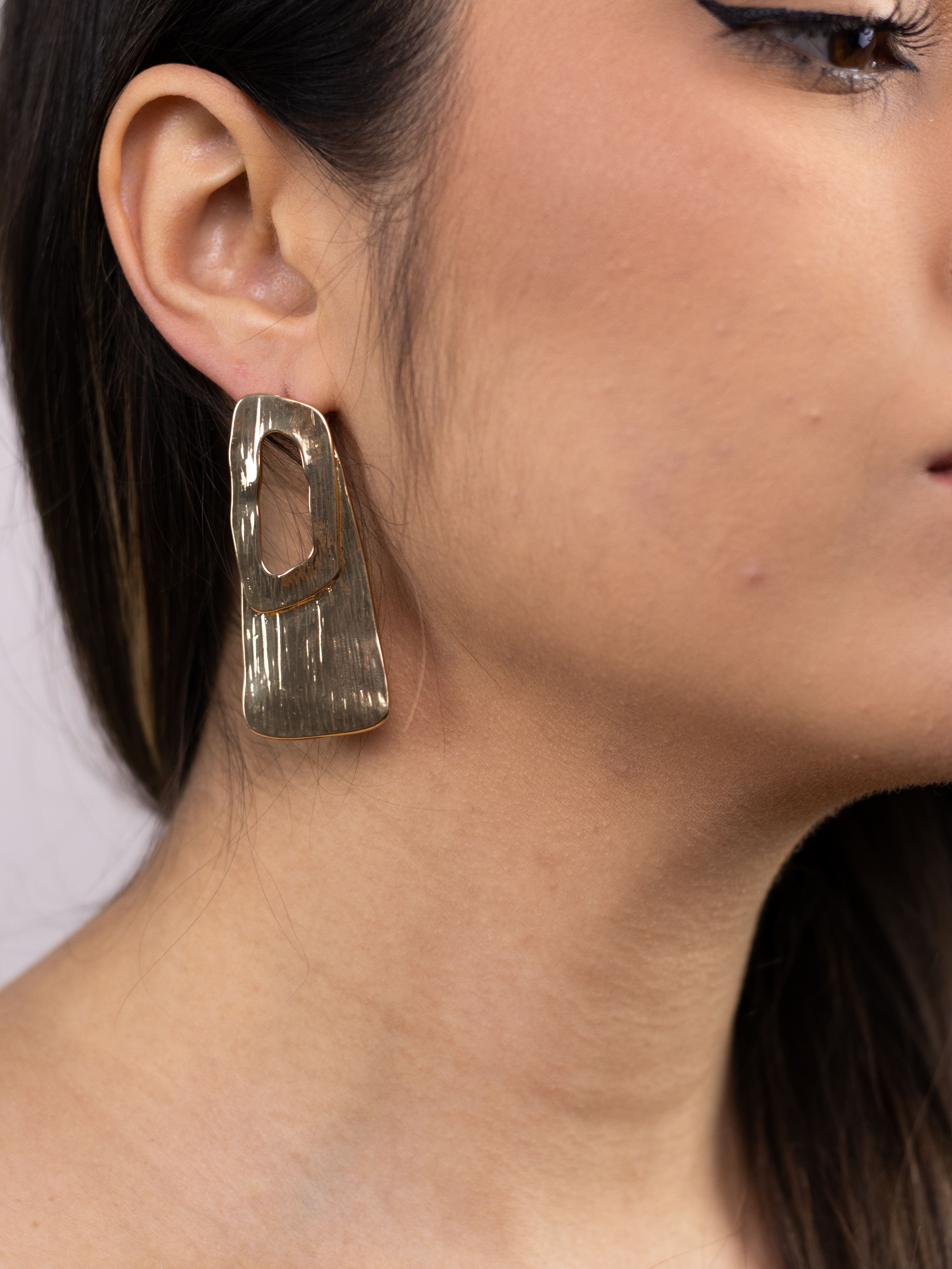 Brinco de Metal Liso Dourado Vazado