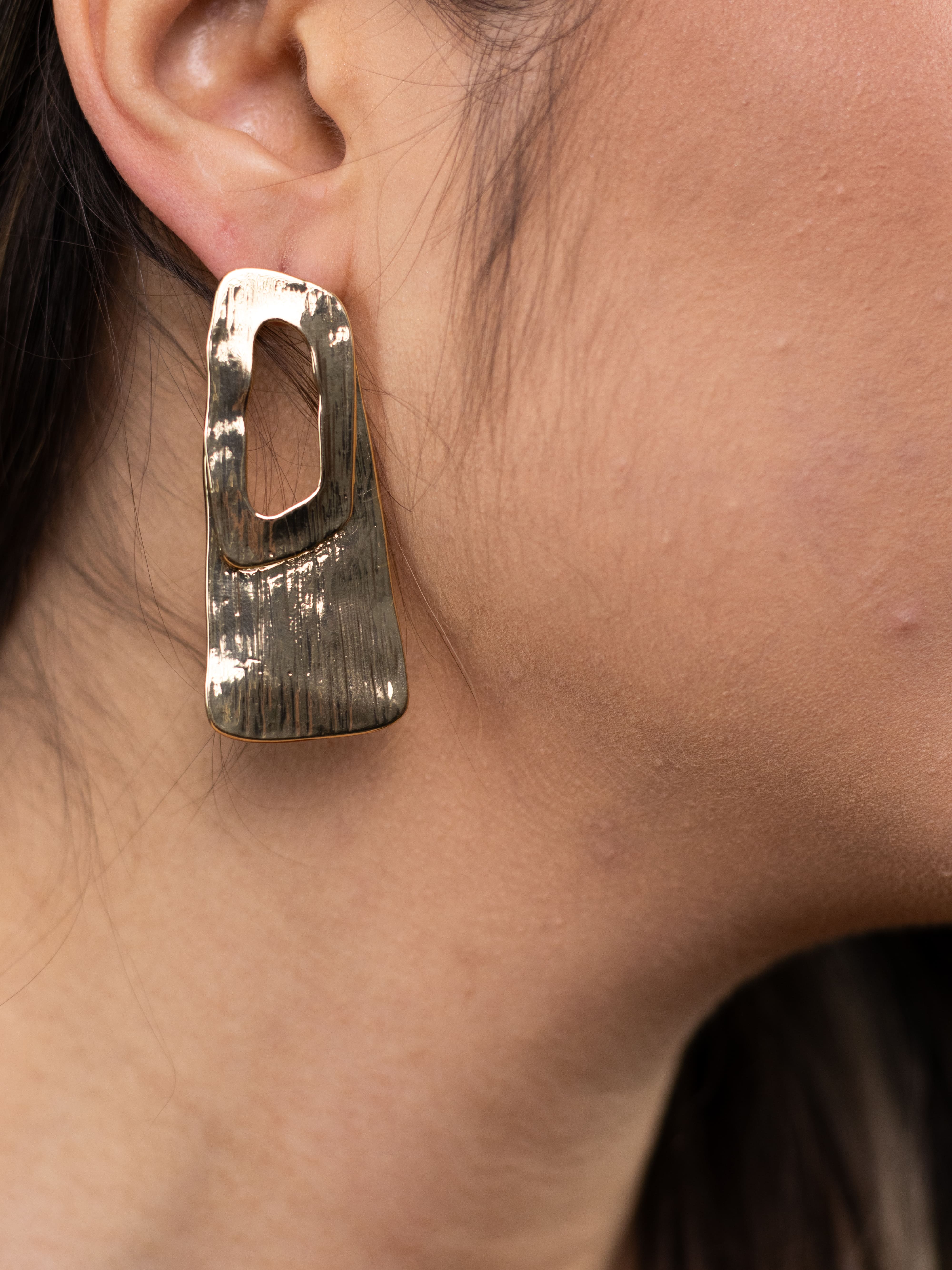 Brinco de Metal Liso Dourado Vazado