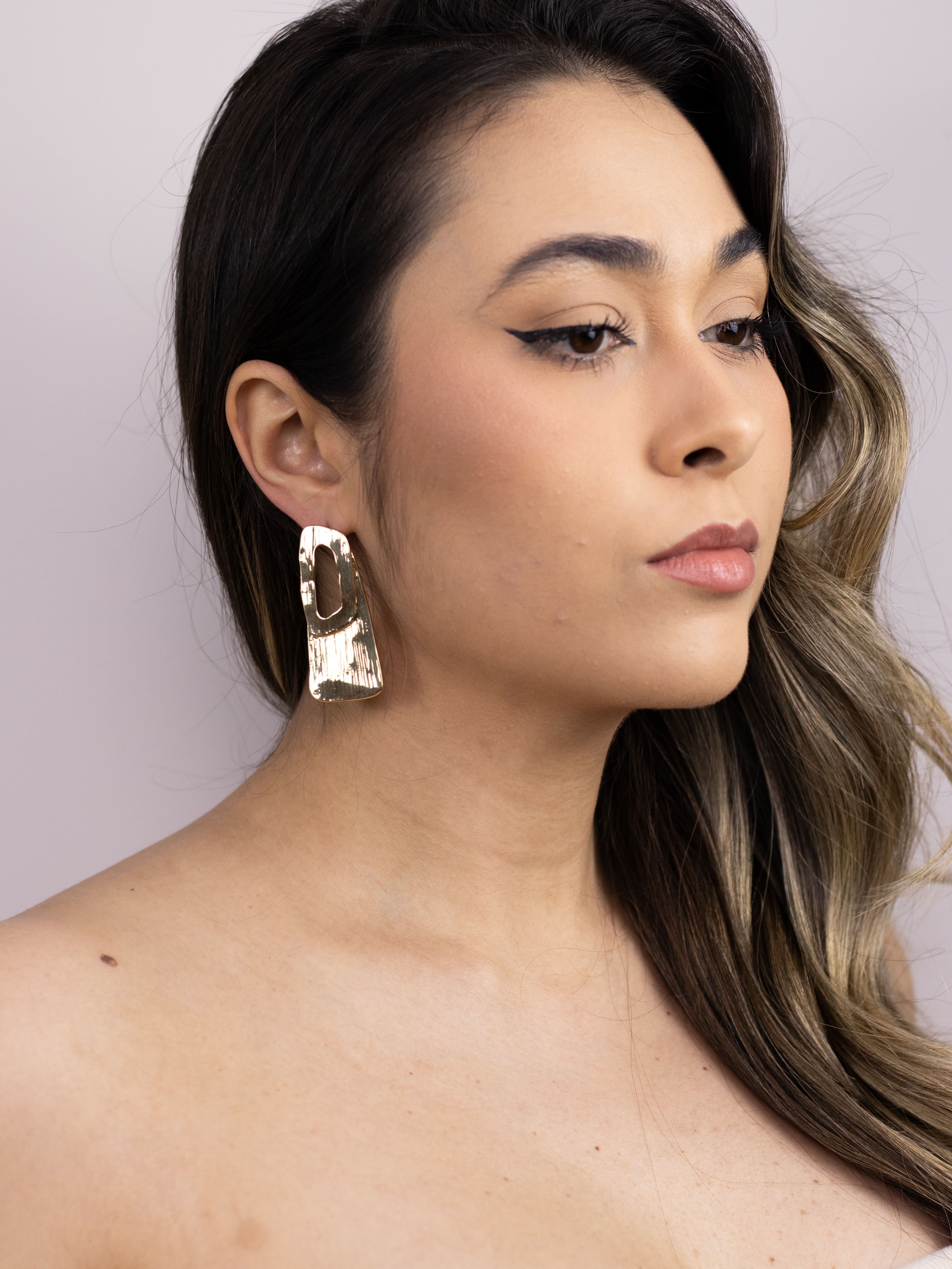 Brinco de Metal Liso Dourado Vazado