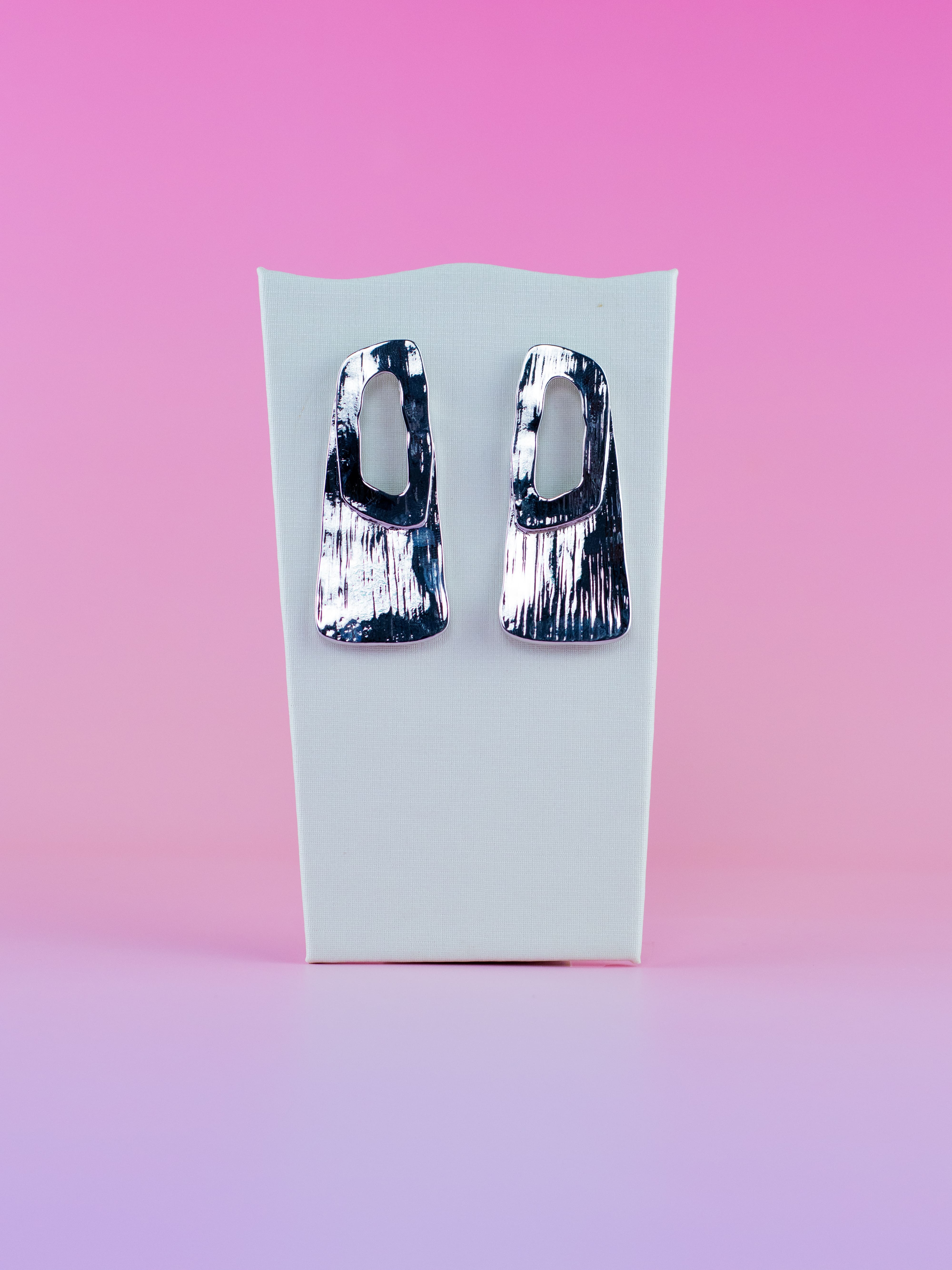 Brinco de Metal Liso Prata Vazado