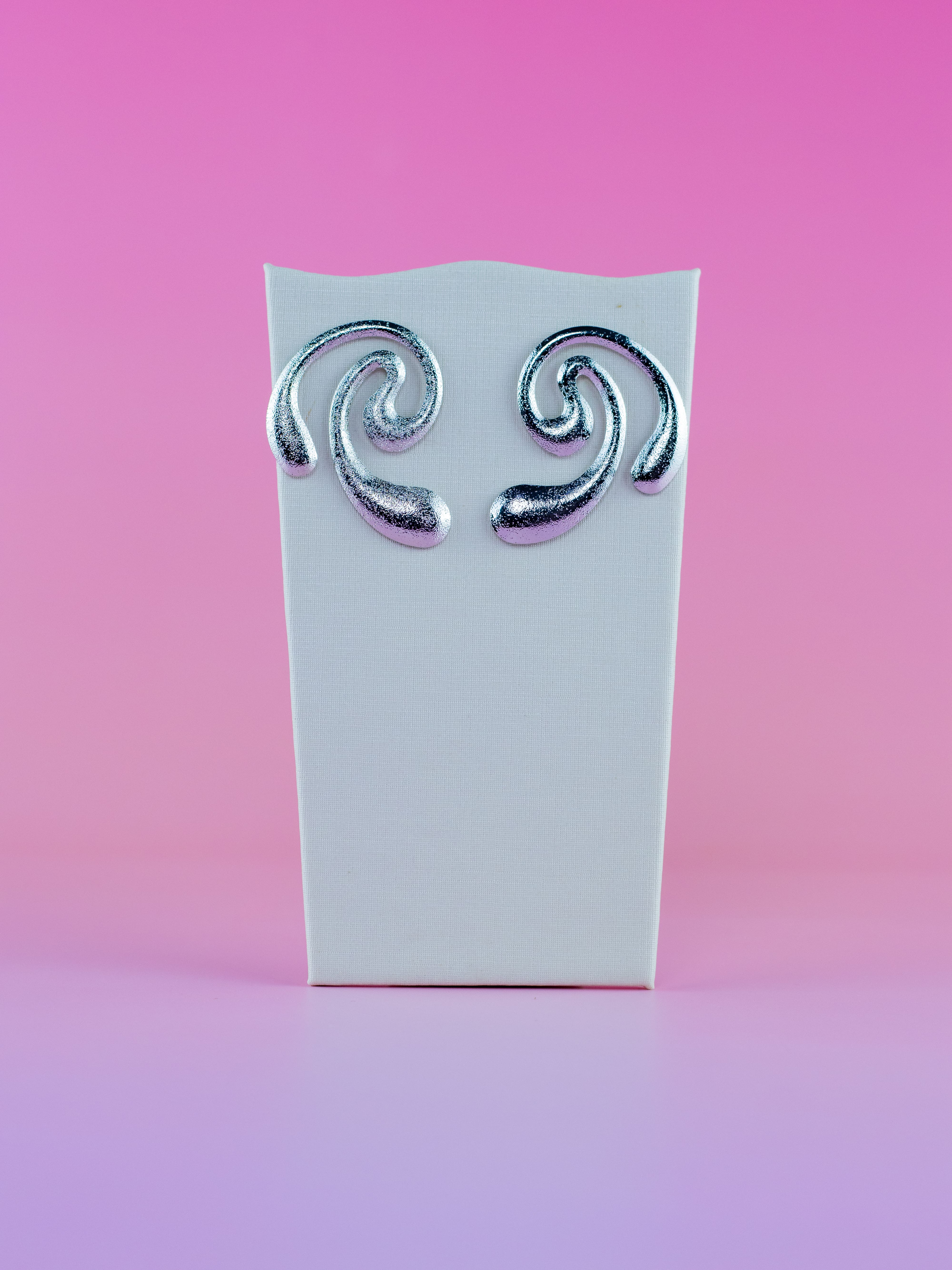 Brinco Metal Prata Abstrato