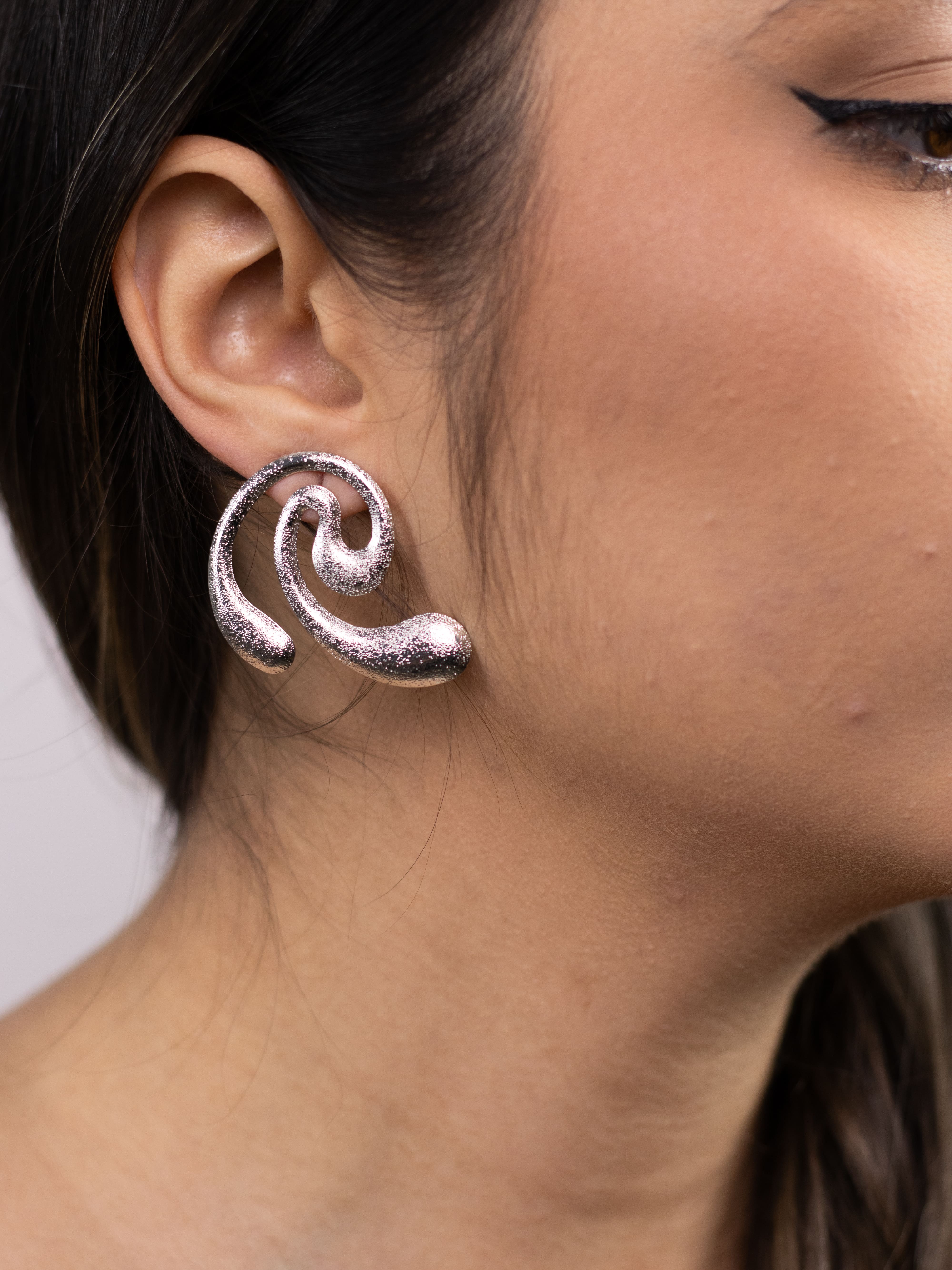 Brinco Metal Prata Abstrato