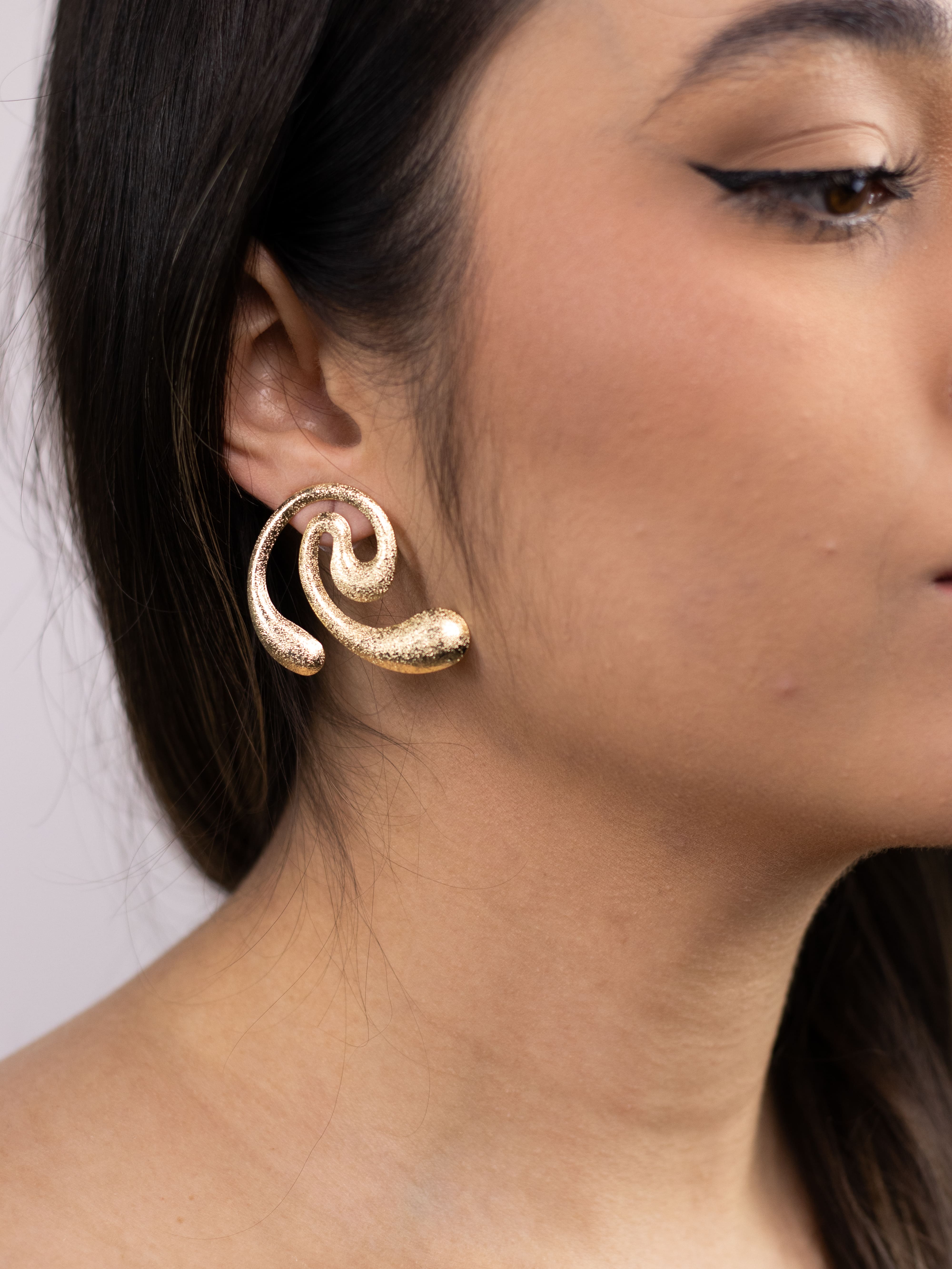 Brinco Metal Dourado Abstrato