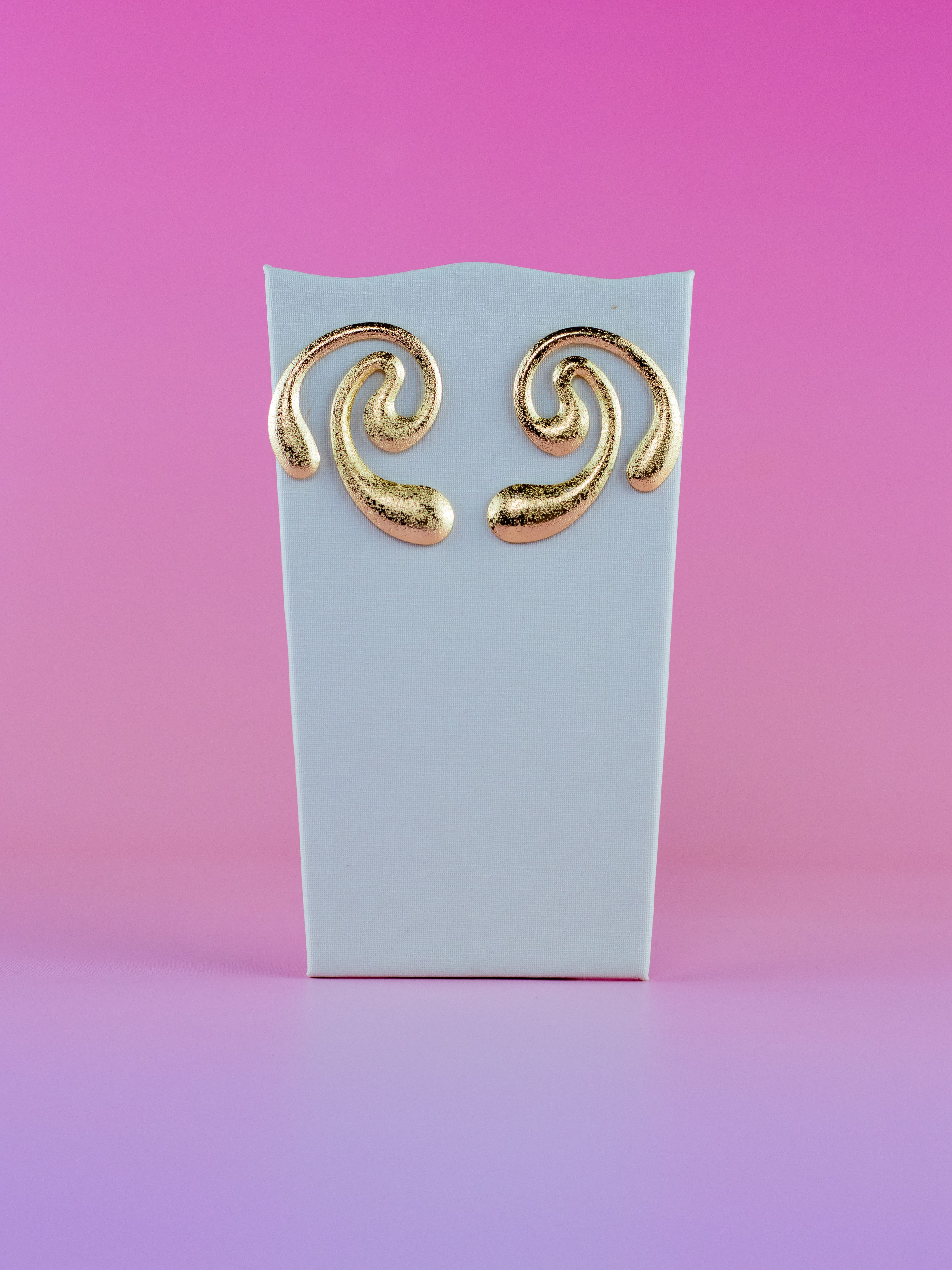 Brinco Metal Dourado Abstrato