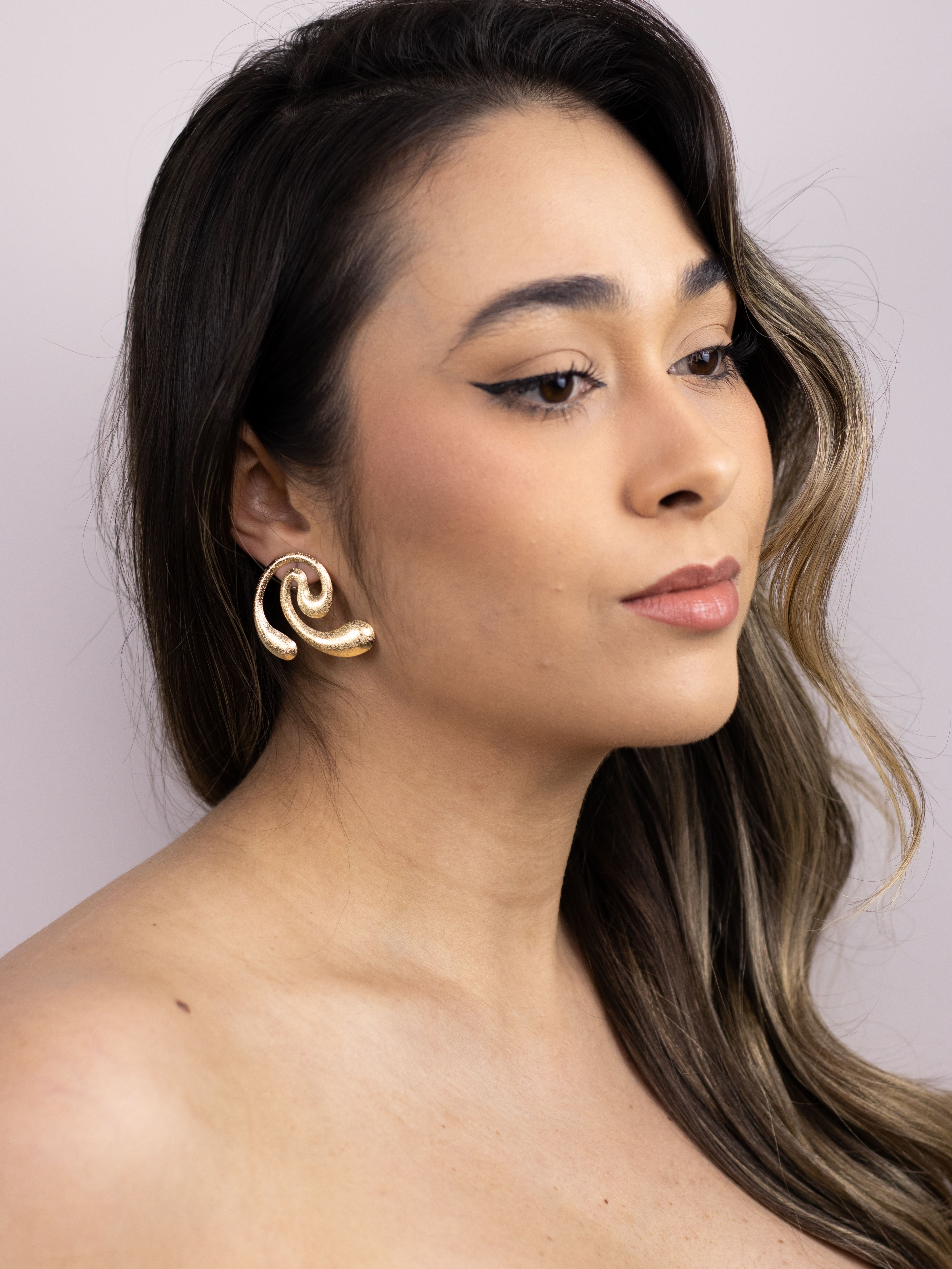 Brinco Metal Dourado Abstrato