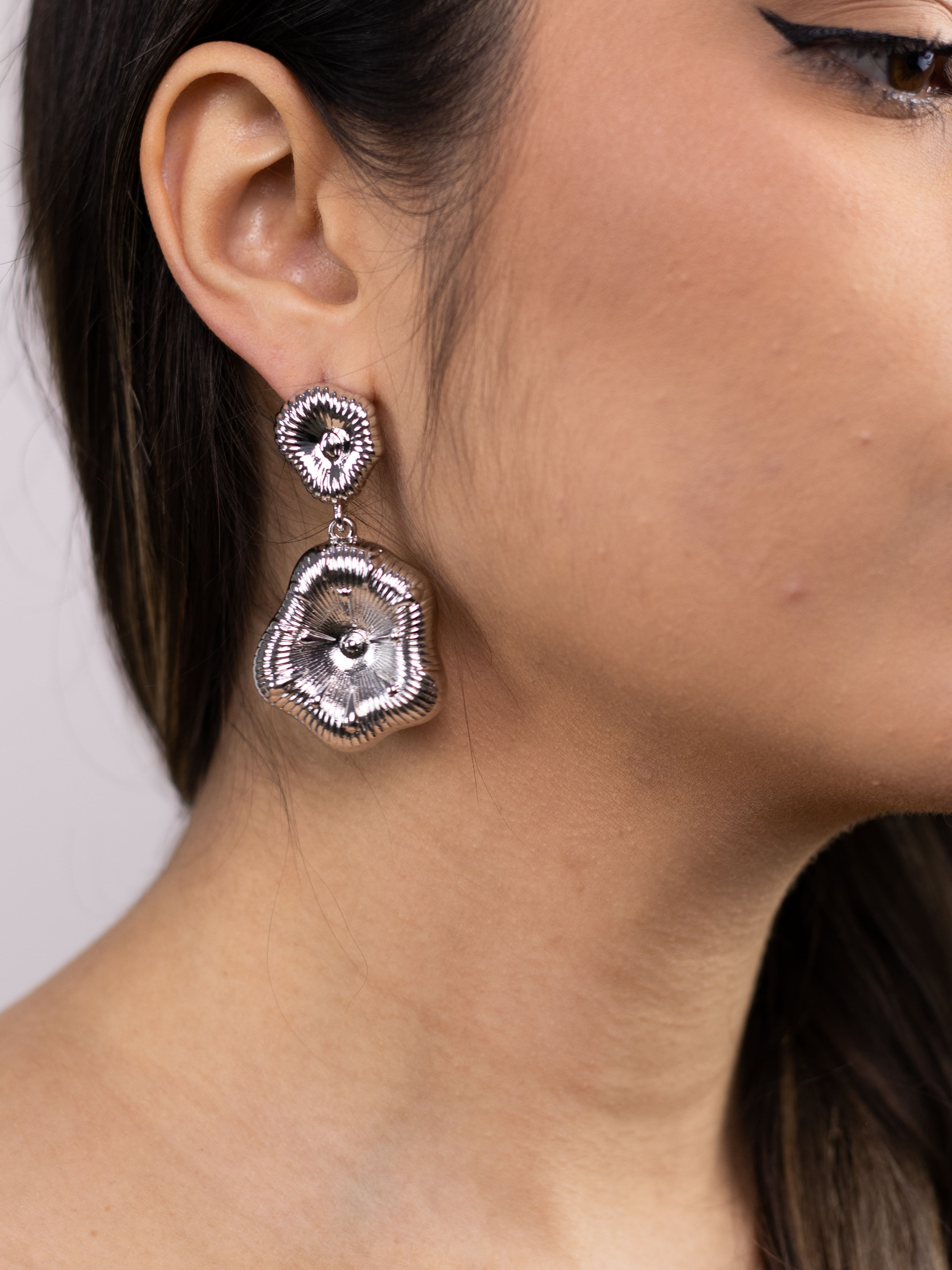 Brinco Metal Duplo de Concha Prata