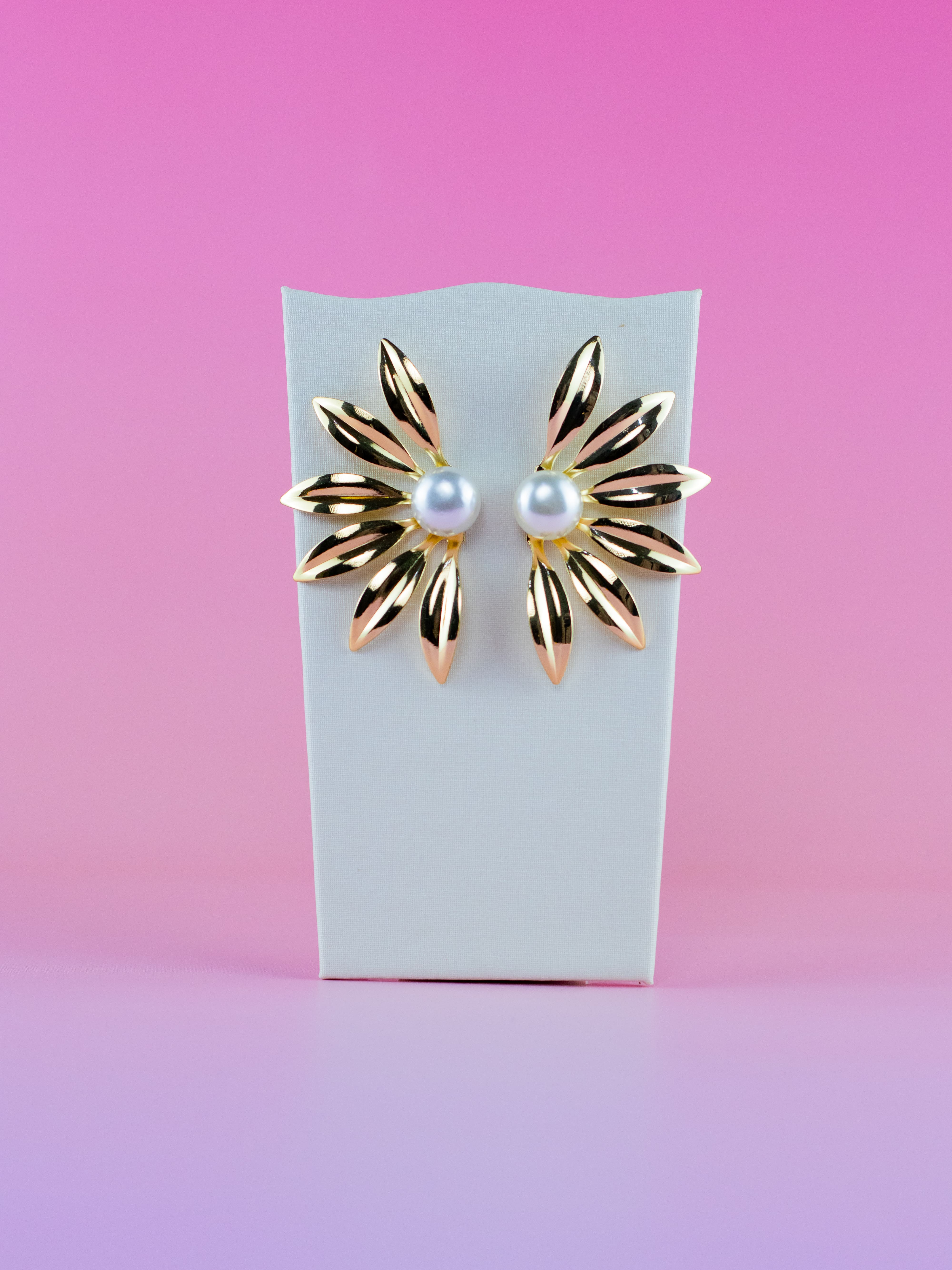 Brinco Metal Dourado Meia Flor com Pérola