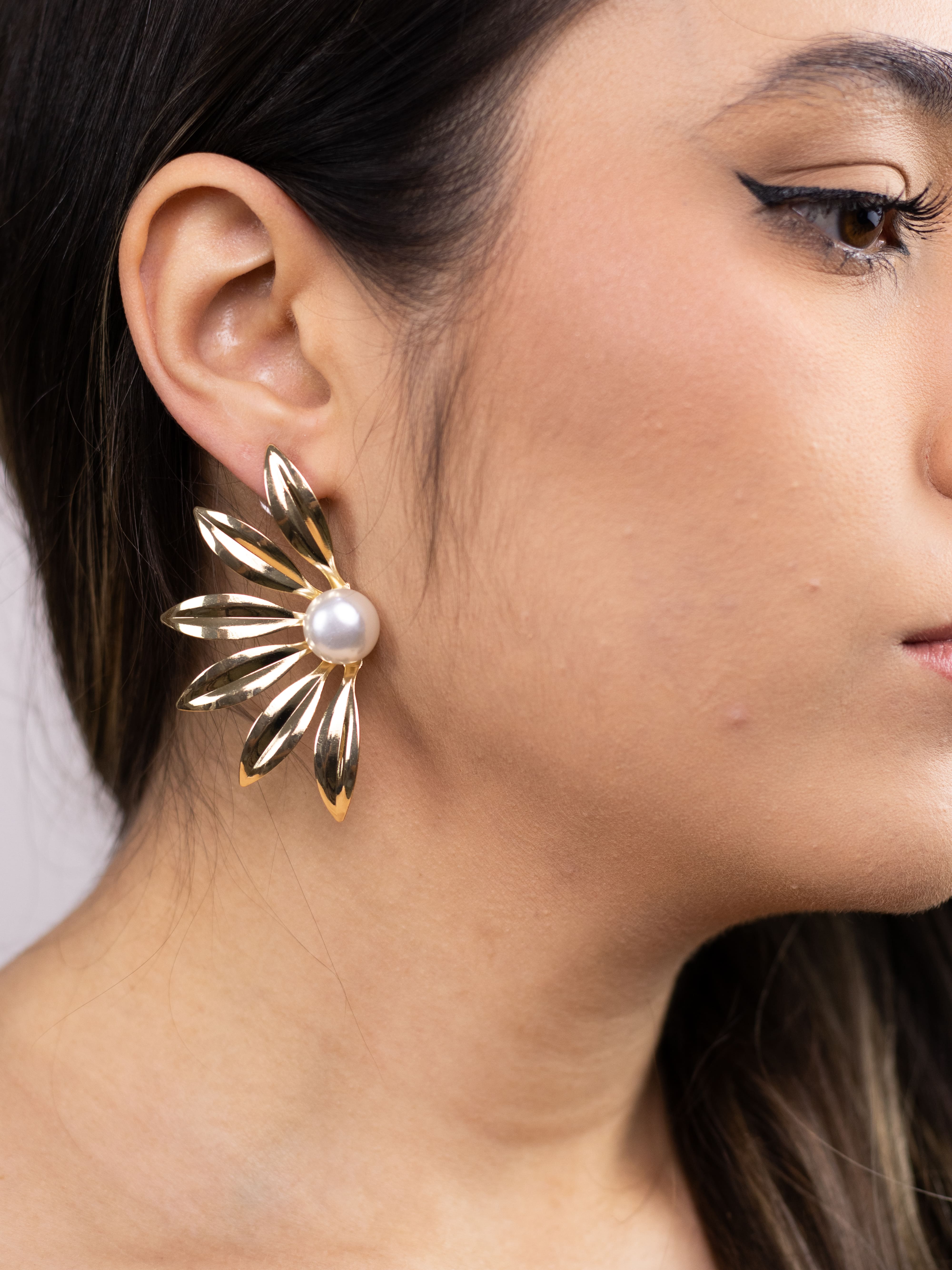 Brinco Metal Dourado Meia Flor com Pérola