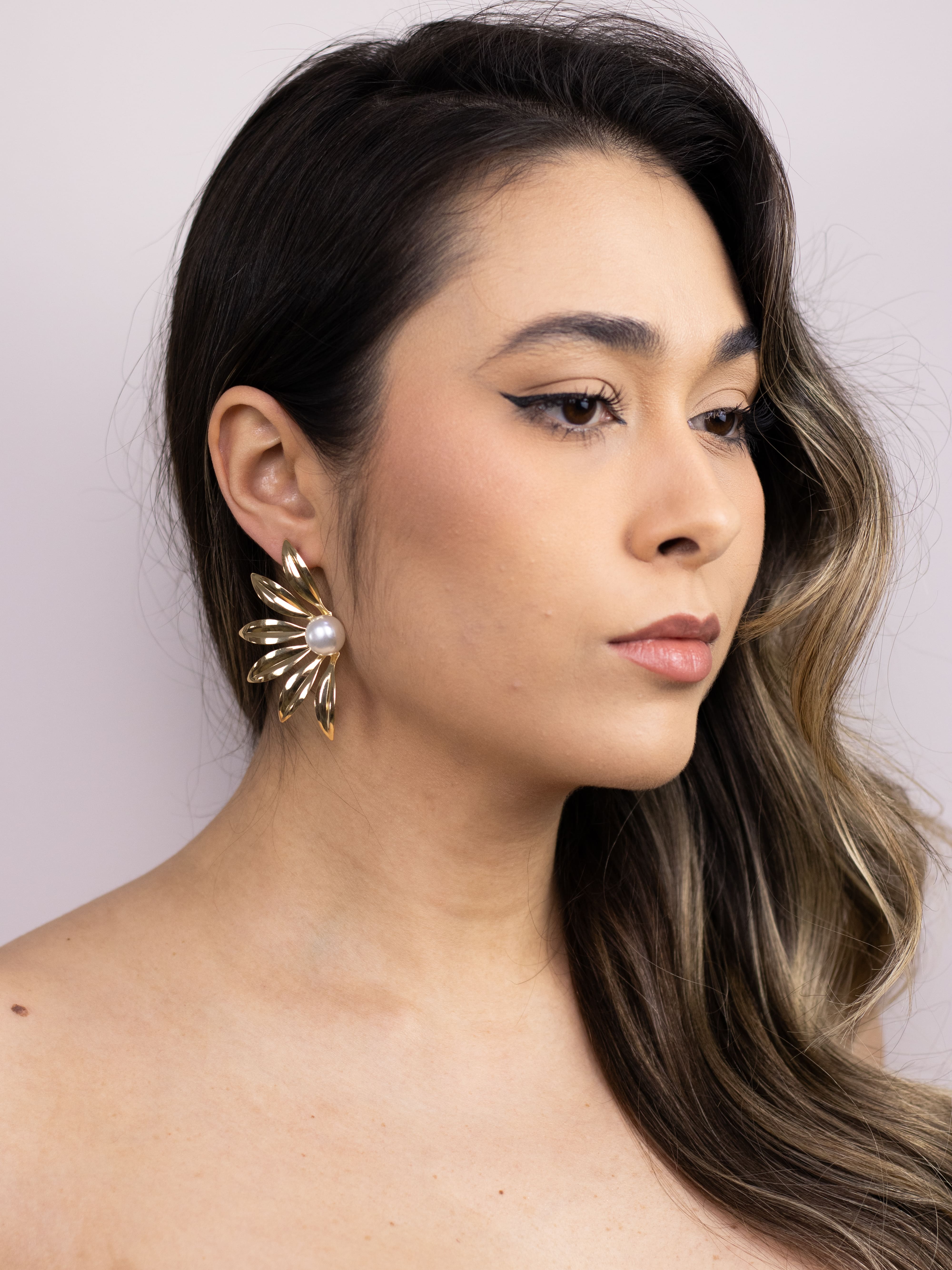 Brinco Metal Dourado Meia Flor com Pérola