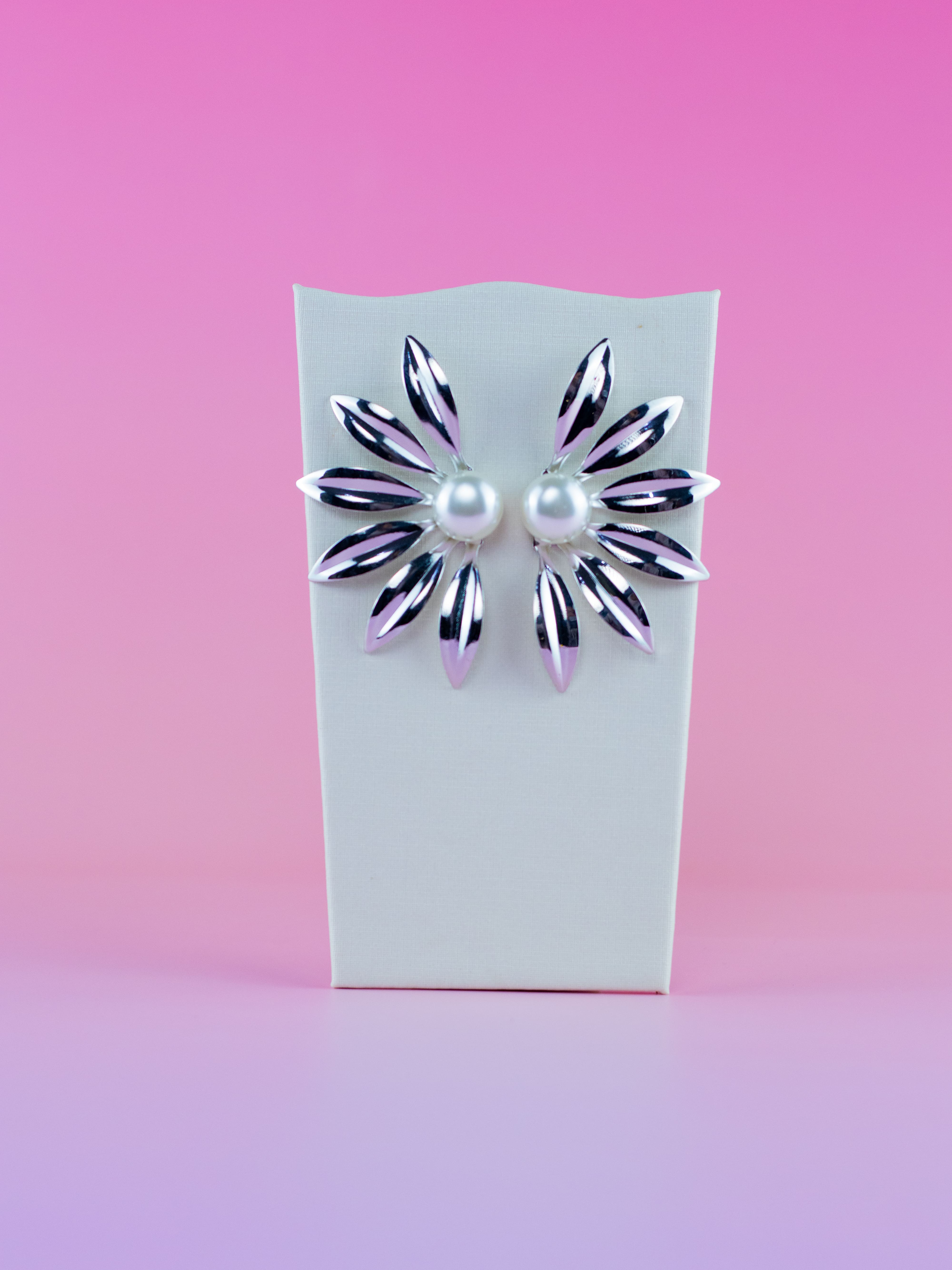 Brinco Metal Prata Meia Flor com Pérola