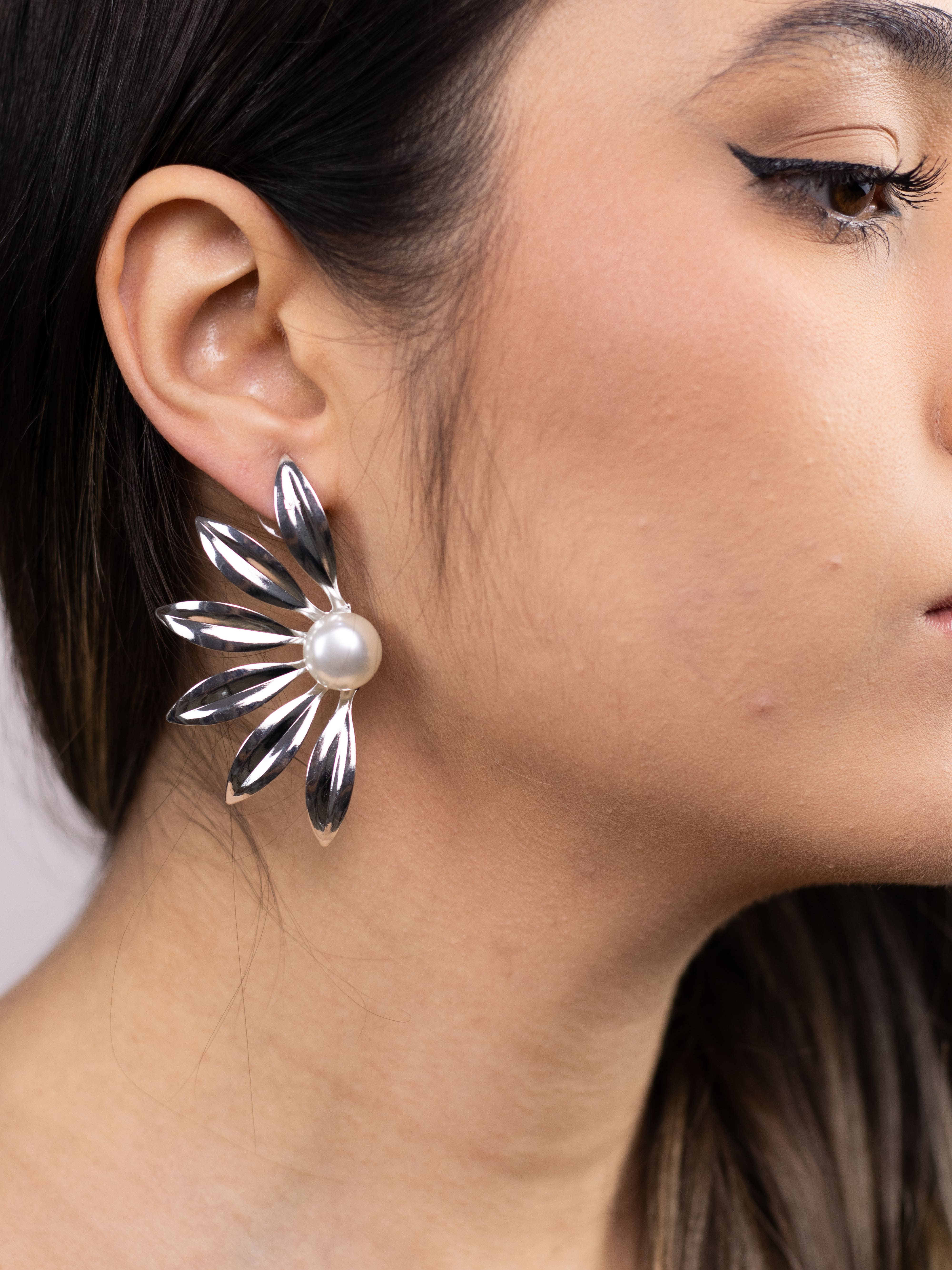 Brinco Metal Prata Meia Flor com Pérola