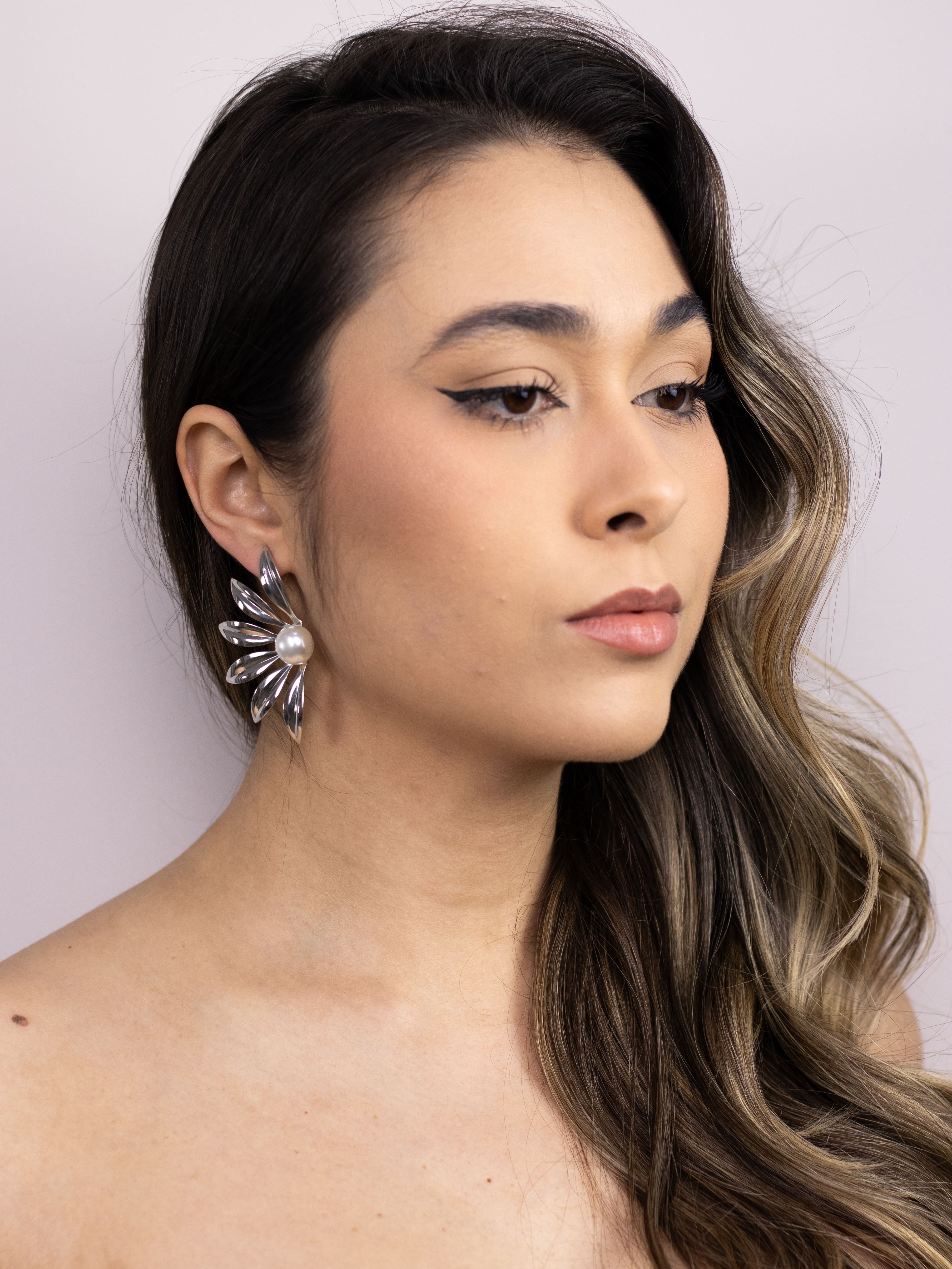 Brinco Metal Prata Meia Flor com Pérola