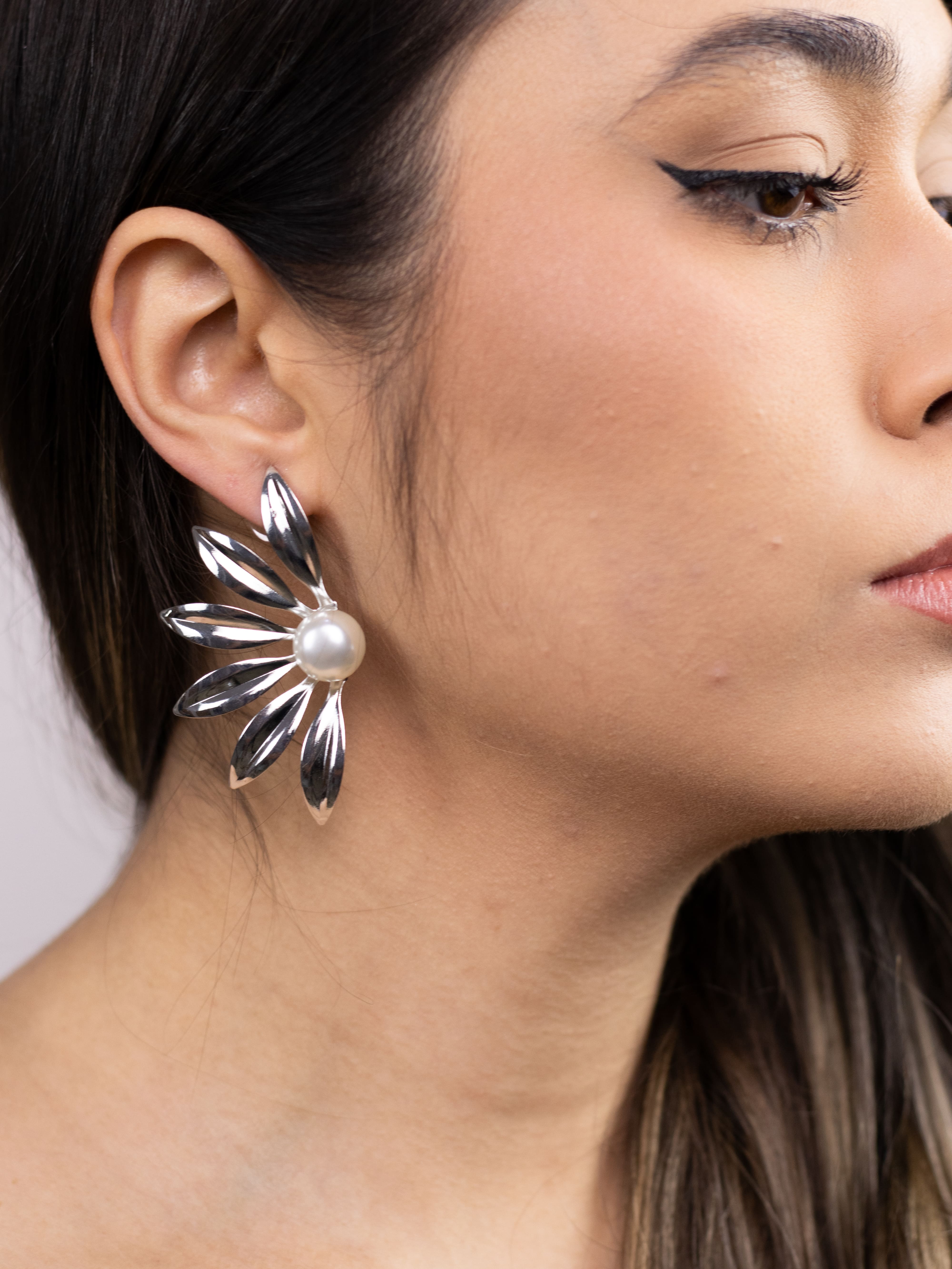 Brinco Metal Prata Meia Flor com Pérola