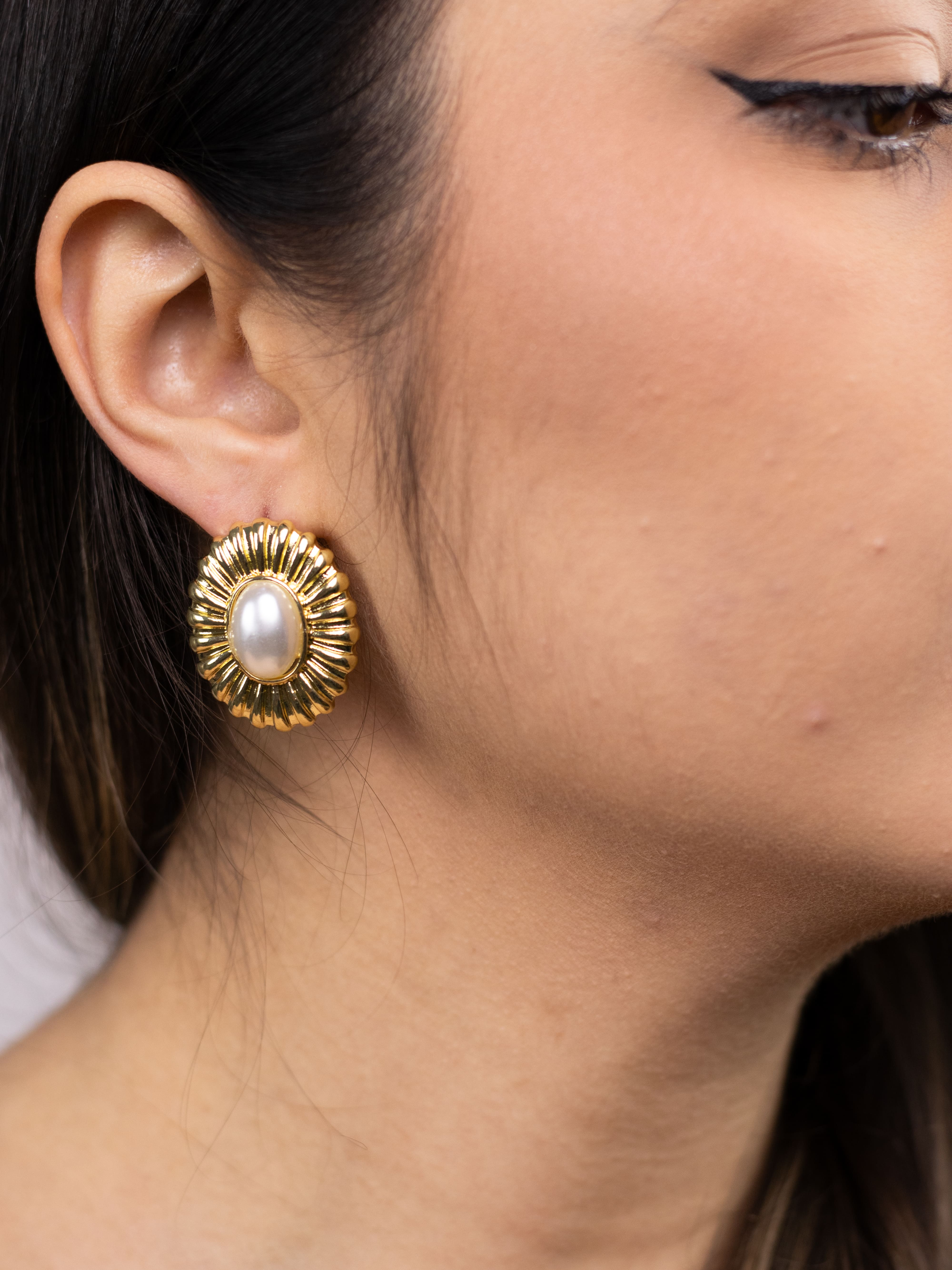 Brinco de Base Metal Dourado com Pérola