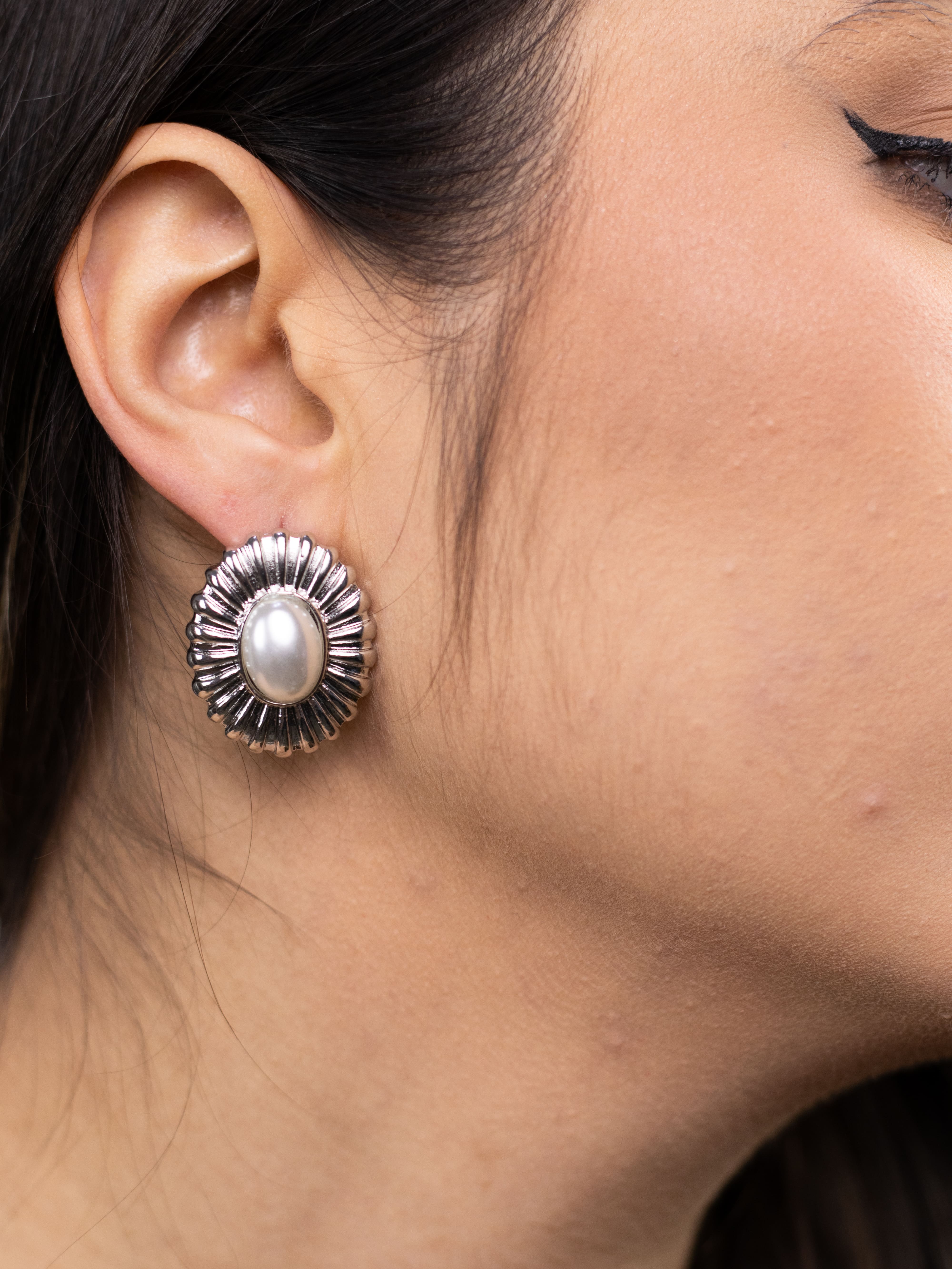 Brinco de Base Metal Prata com Pérola