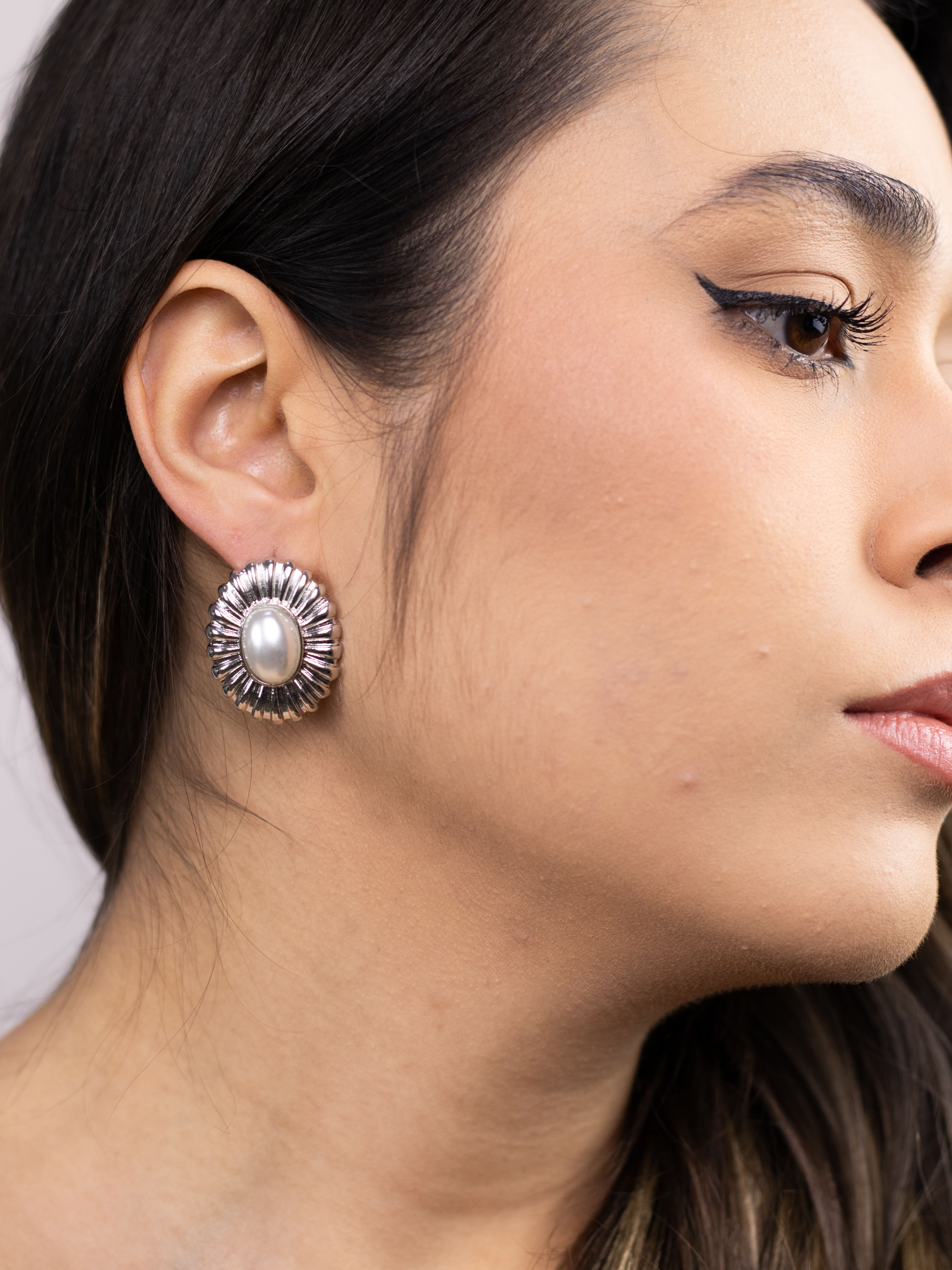 Brinco de Base Metal Prata com Pérola