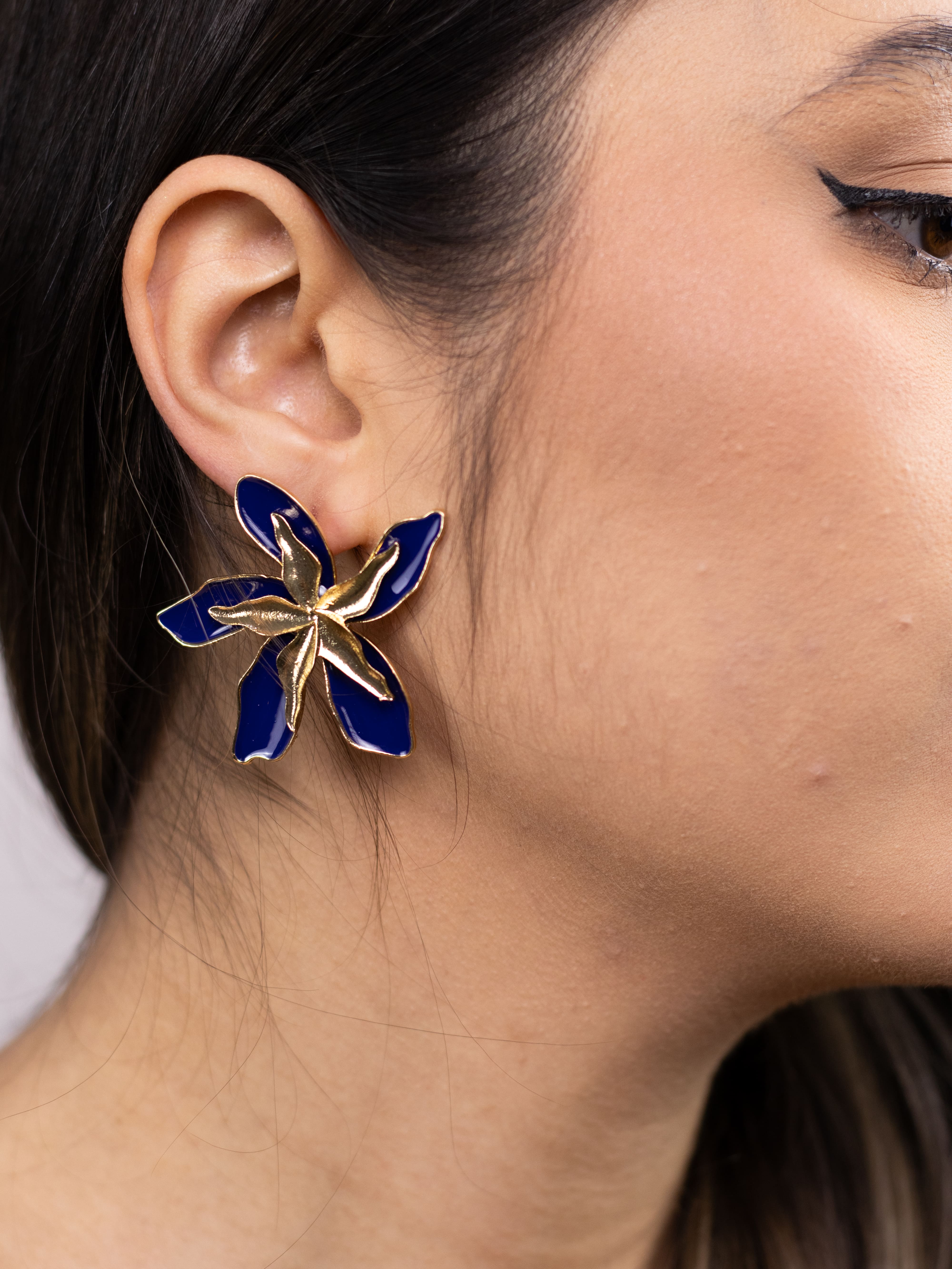 Brinco Flor Esmaltado Colorido com Detalhe de Metal