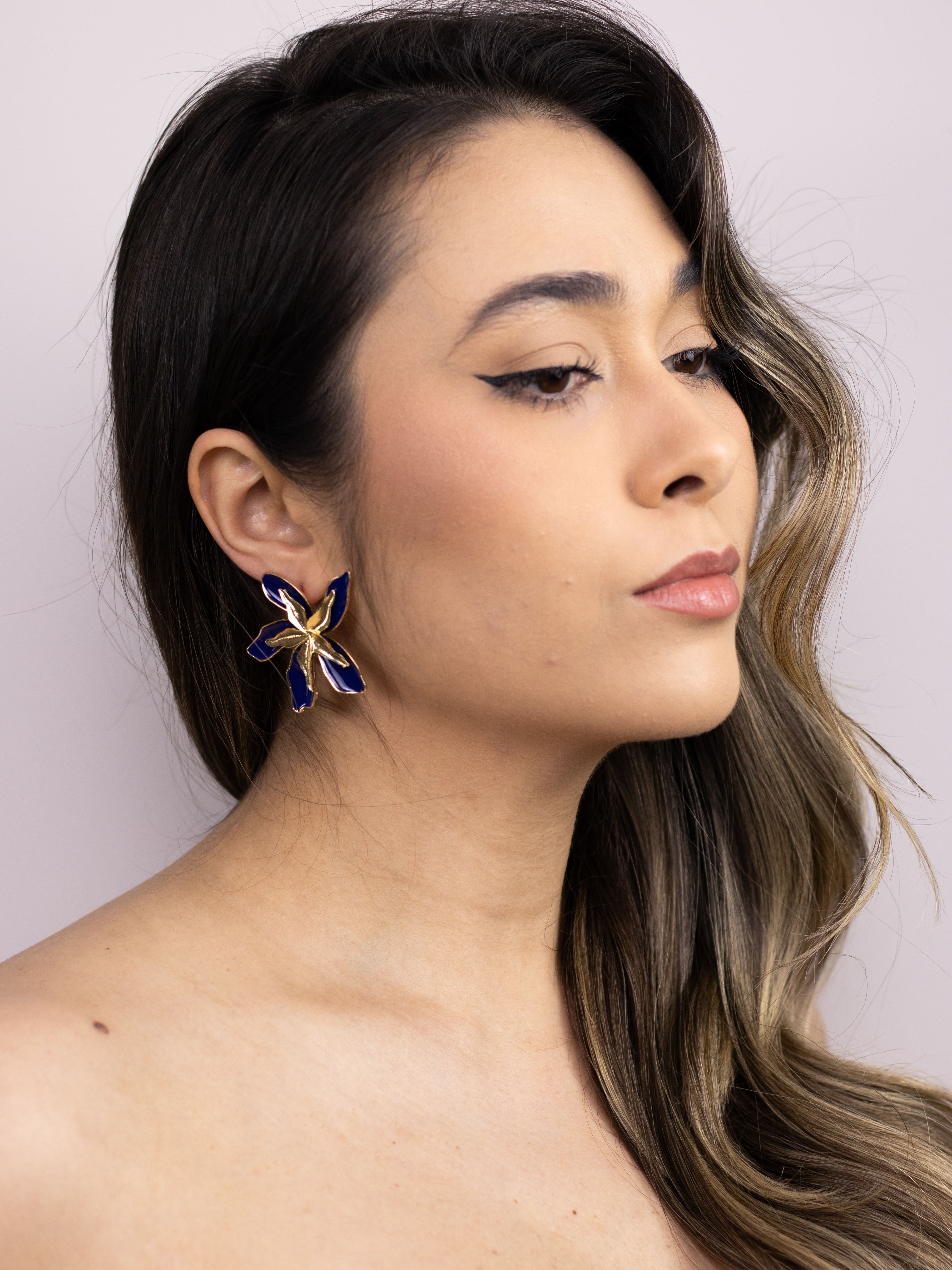 Brinco Flor Esmaltado Colorido com Detalhe de Metal