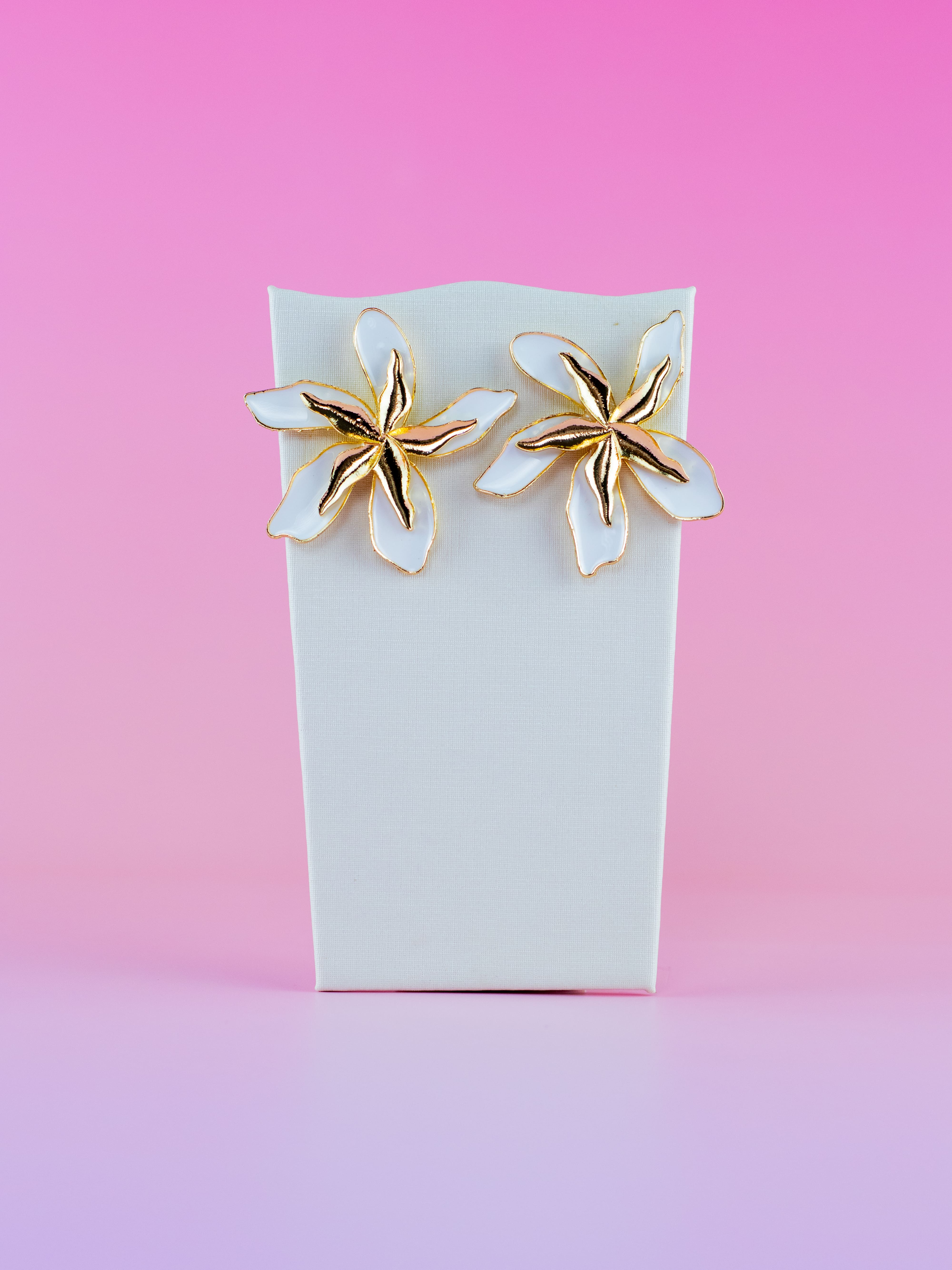 Brinco Flor Esmaltado Colorido com Detalhe de Metal