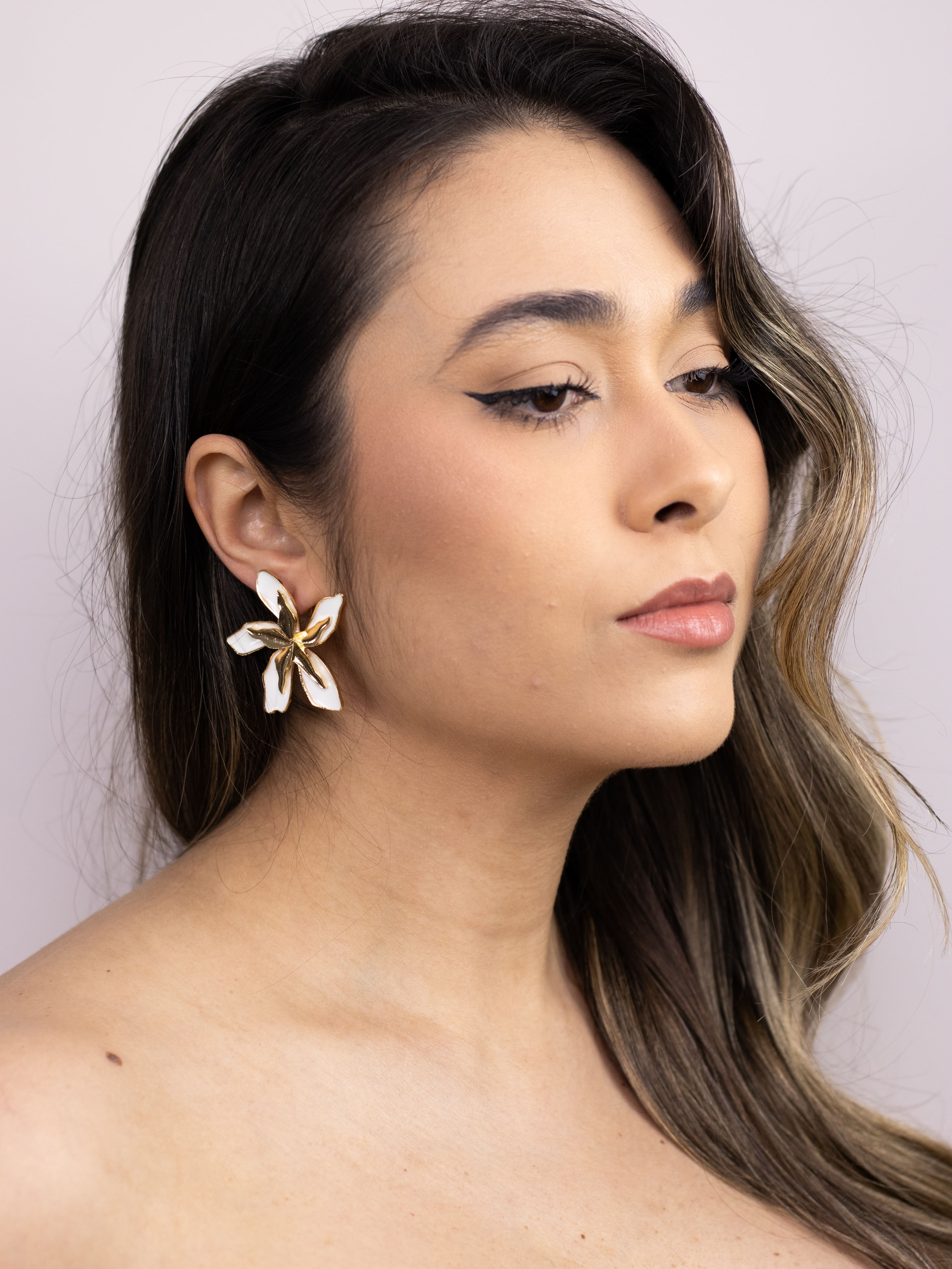 Brinco Flor Esmaltado Colorido com Detalhe de Metal