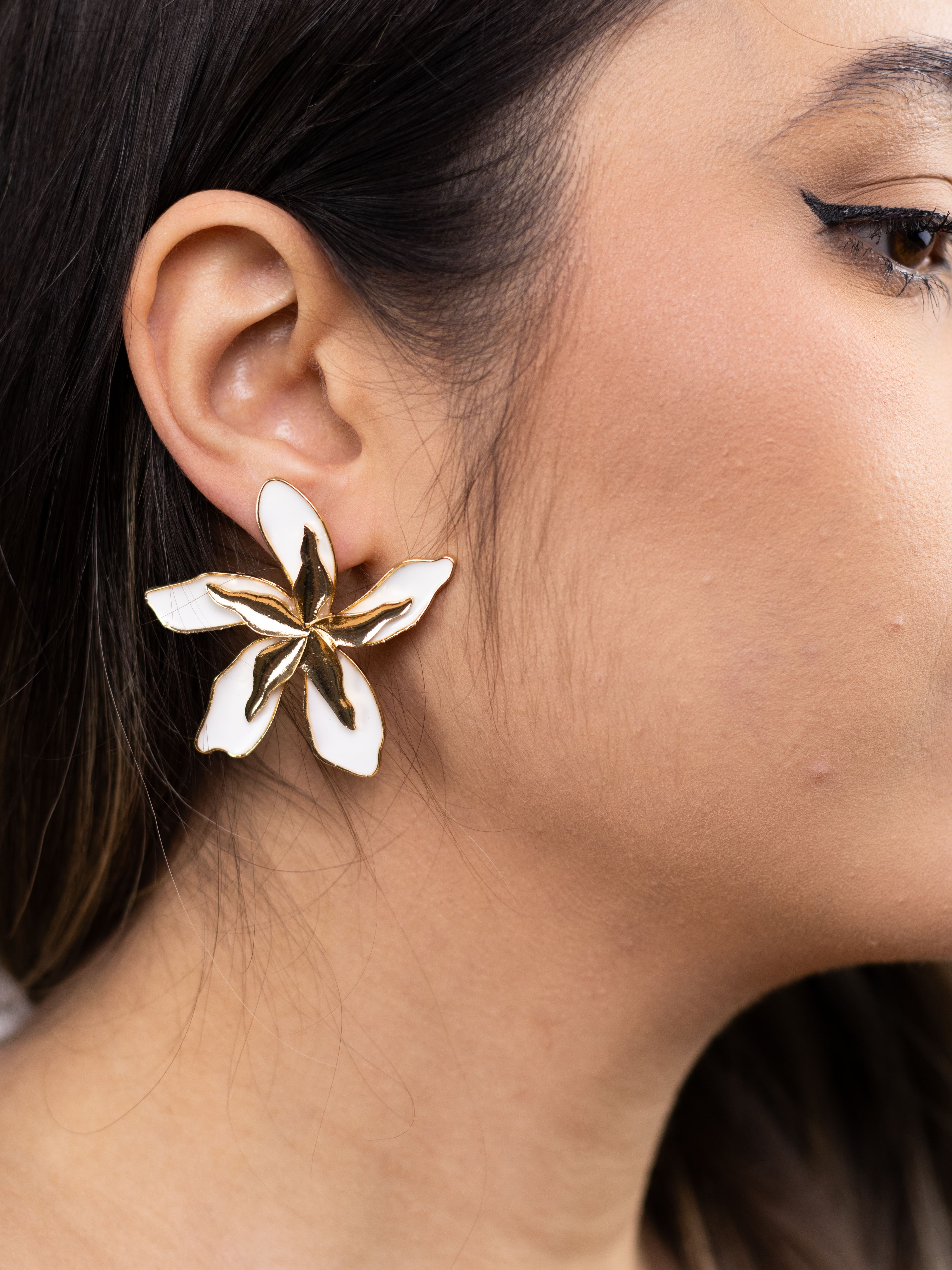 Brinco Flor Esmaltado Colorido com Detalhe de Metal