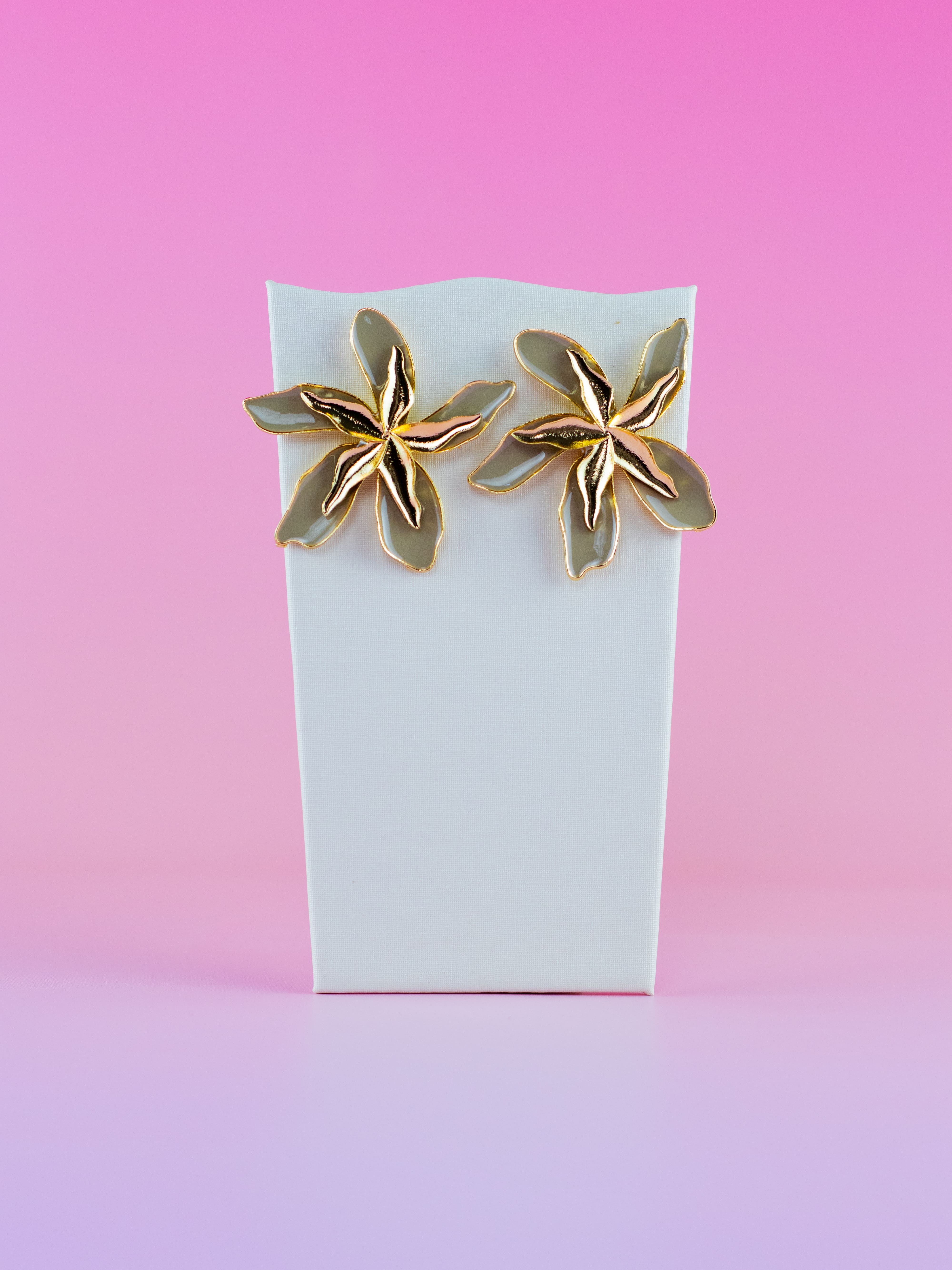 Brinco Flor Esmaltado Colorido com Detalhe de Metal