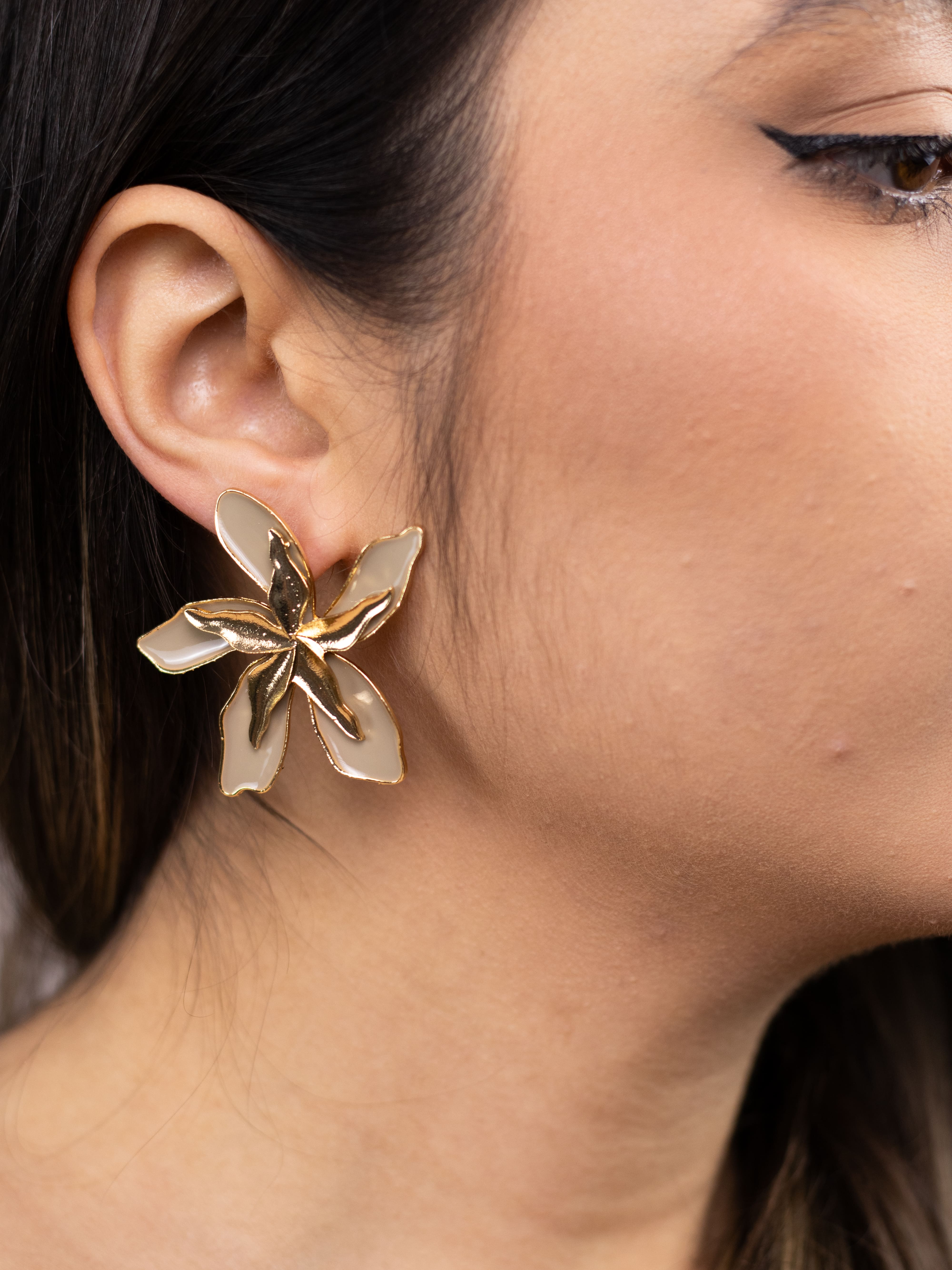 Brinco Flor Esmaltado Colorido com Detalhe de Metal