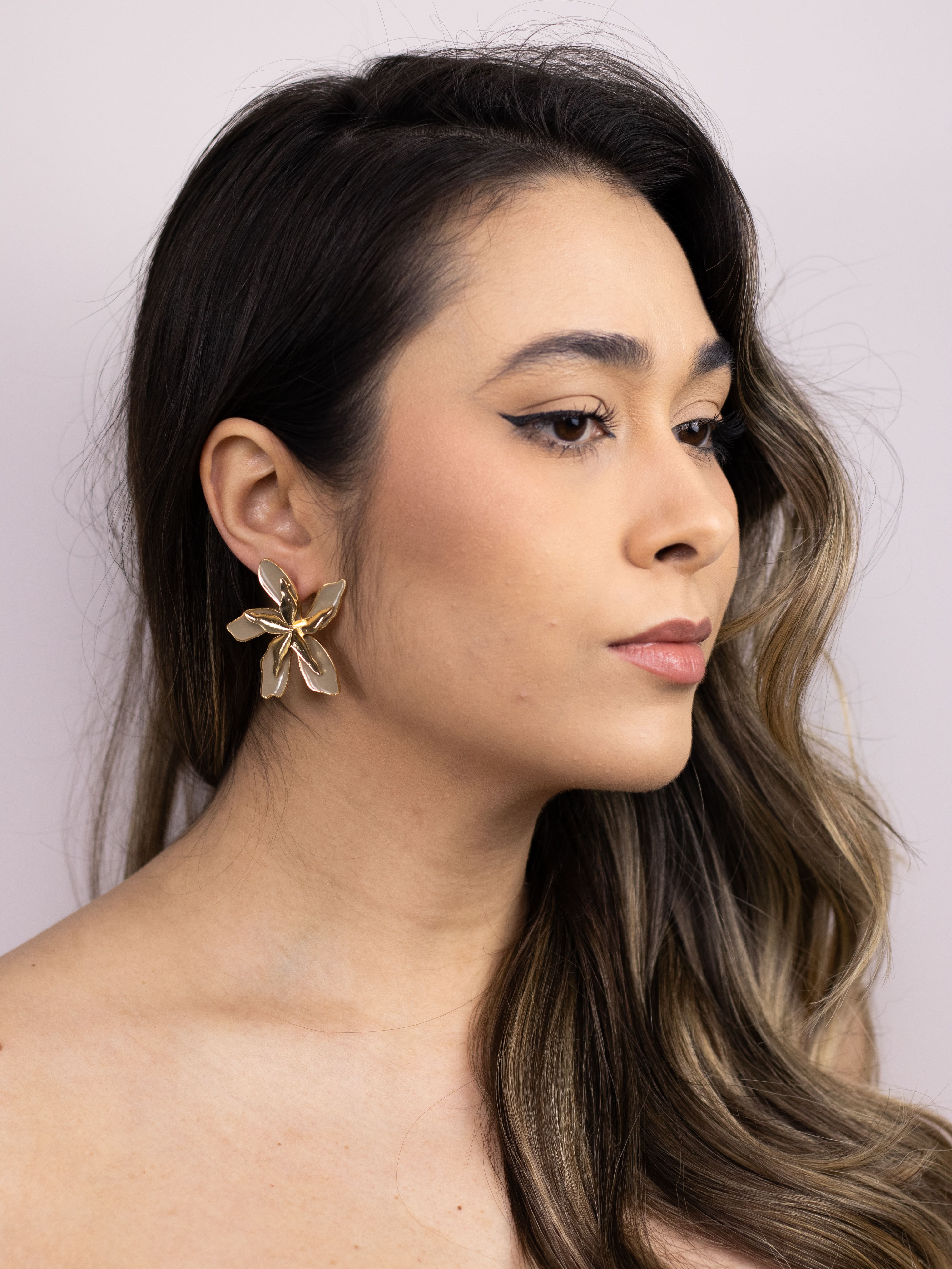 Brinco Flor Esmaltado Colorido com Detalhe de Metal