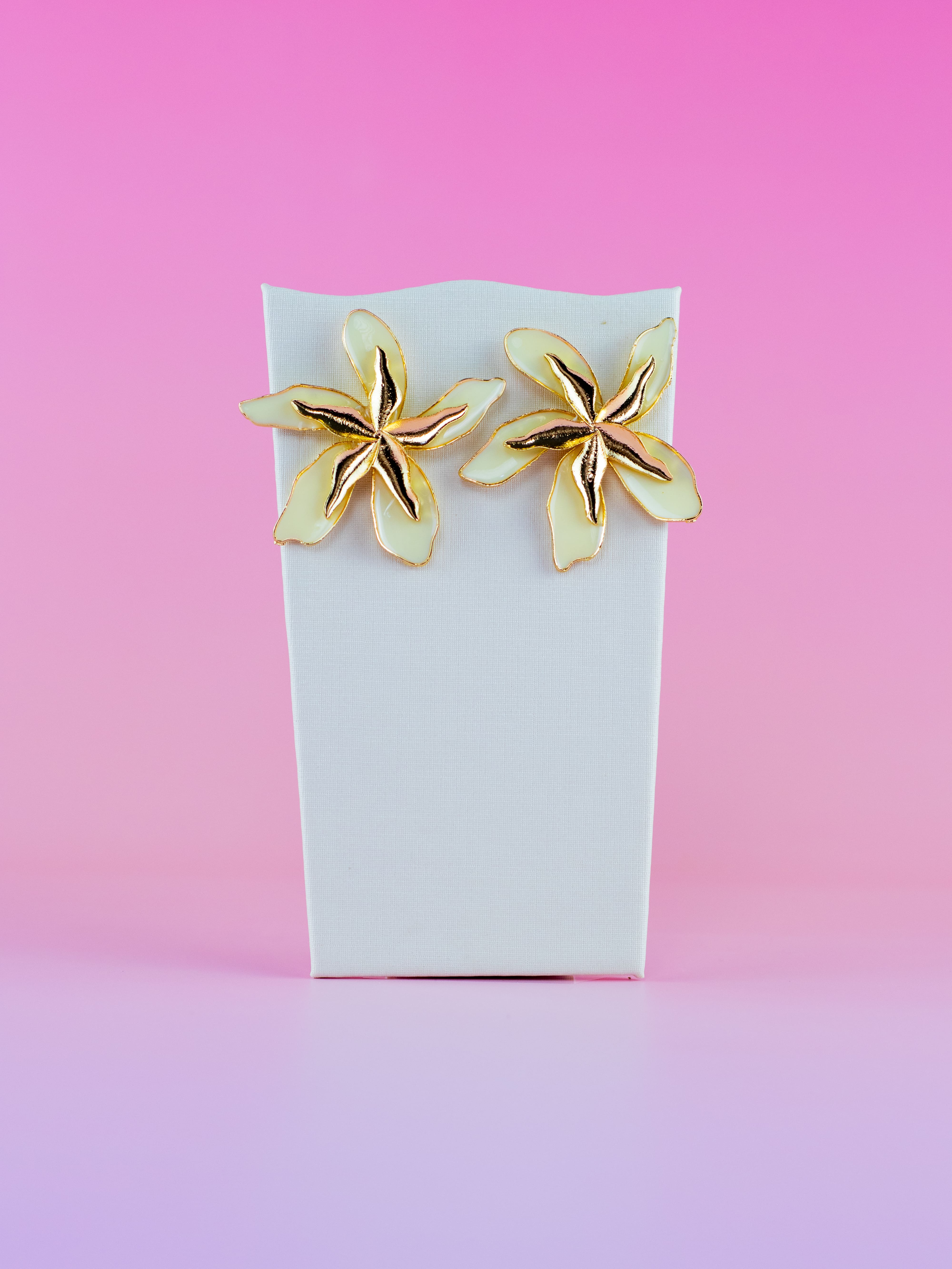 Brinco Flor Esmaltado Colorido com Detalhe de Metal