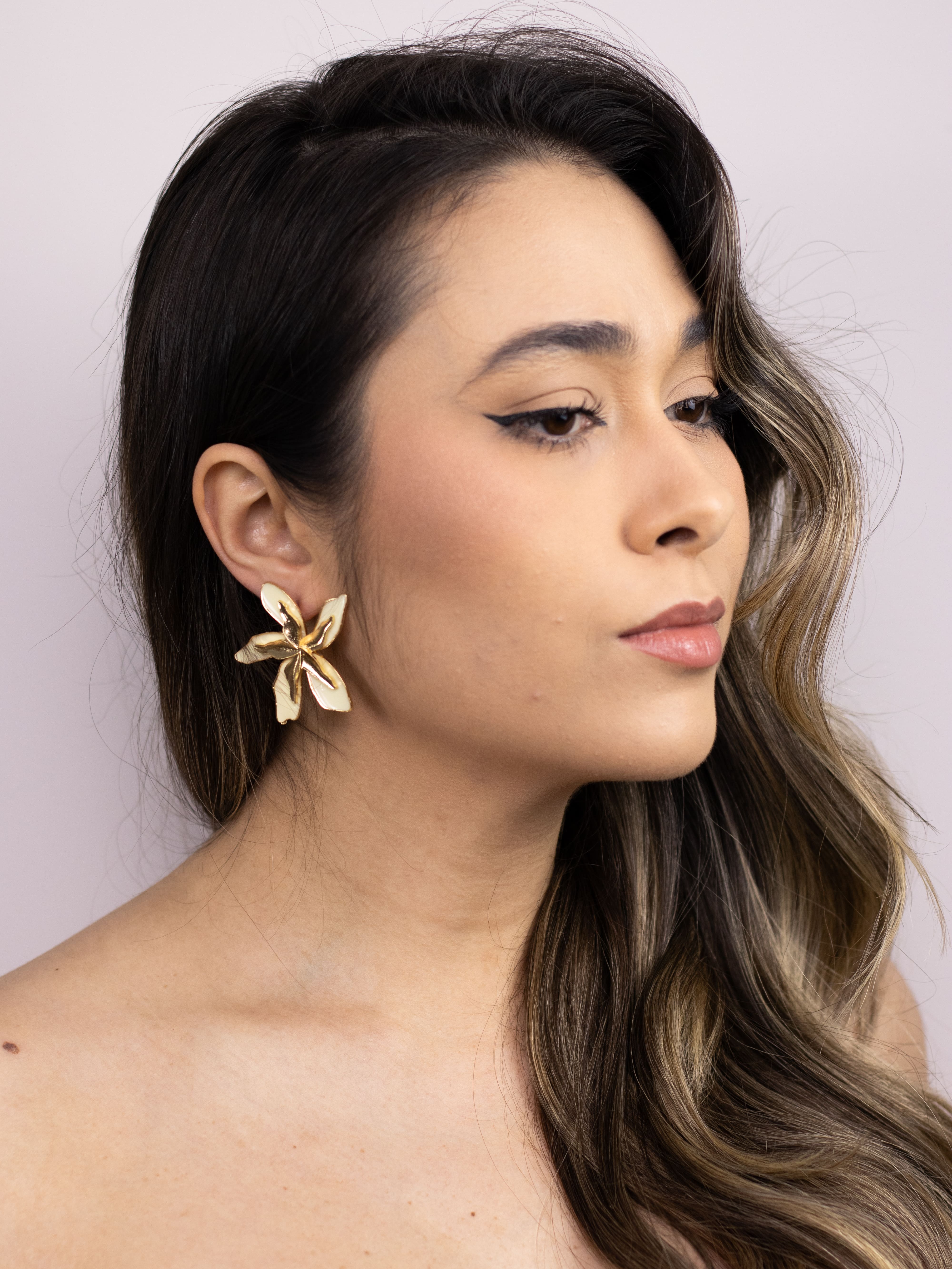 Brinco Flor Esmaltado Colorido com Detalhe de Metal