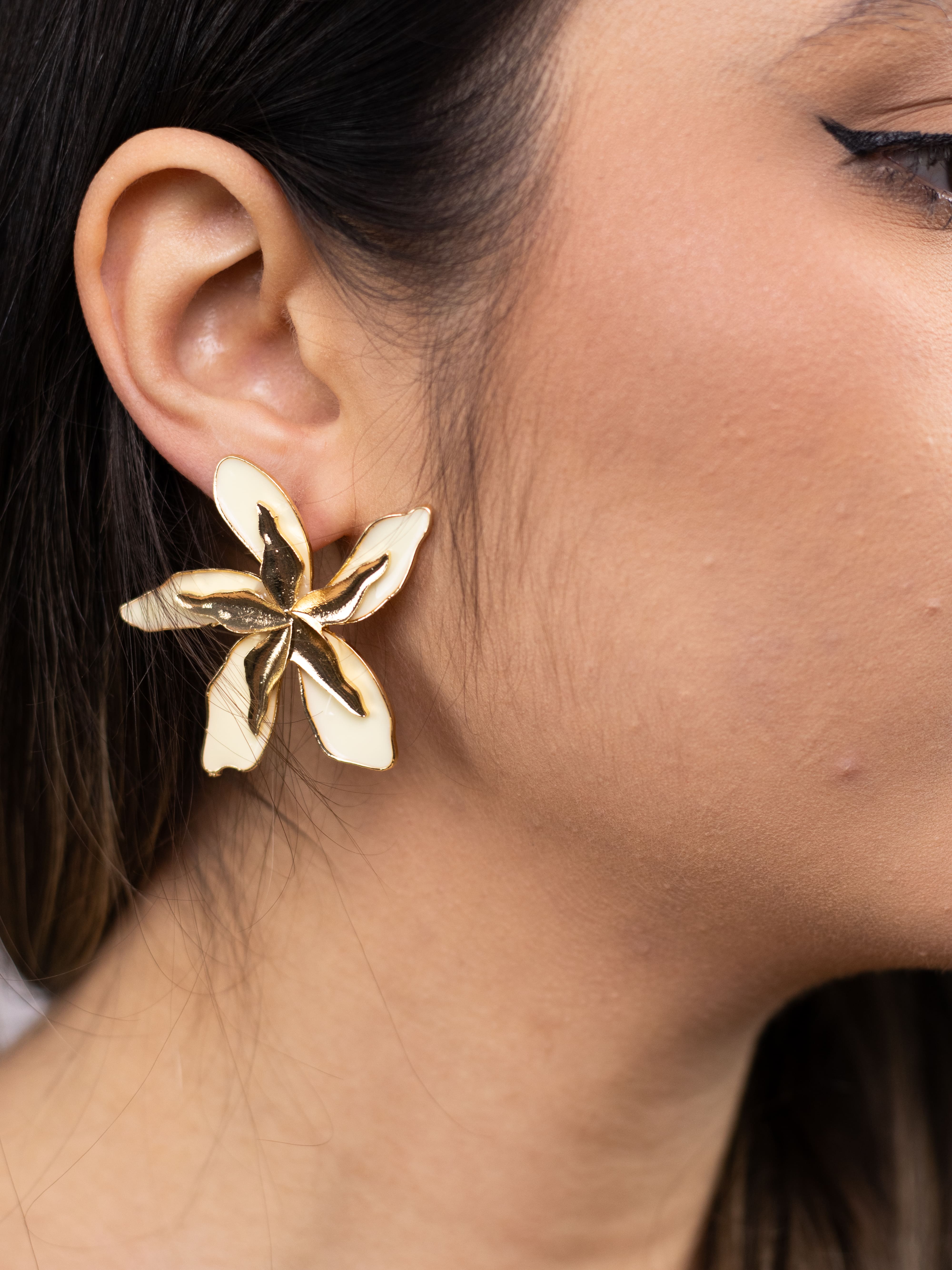 Brinco Flor Esmaltado Colorido com Detalhe de Metal