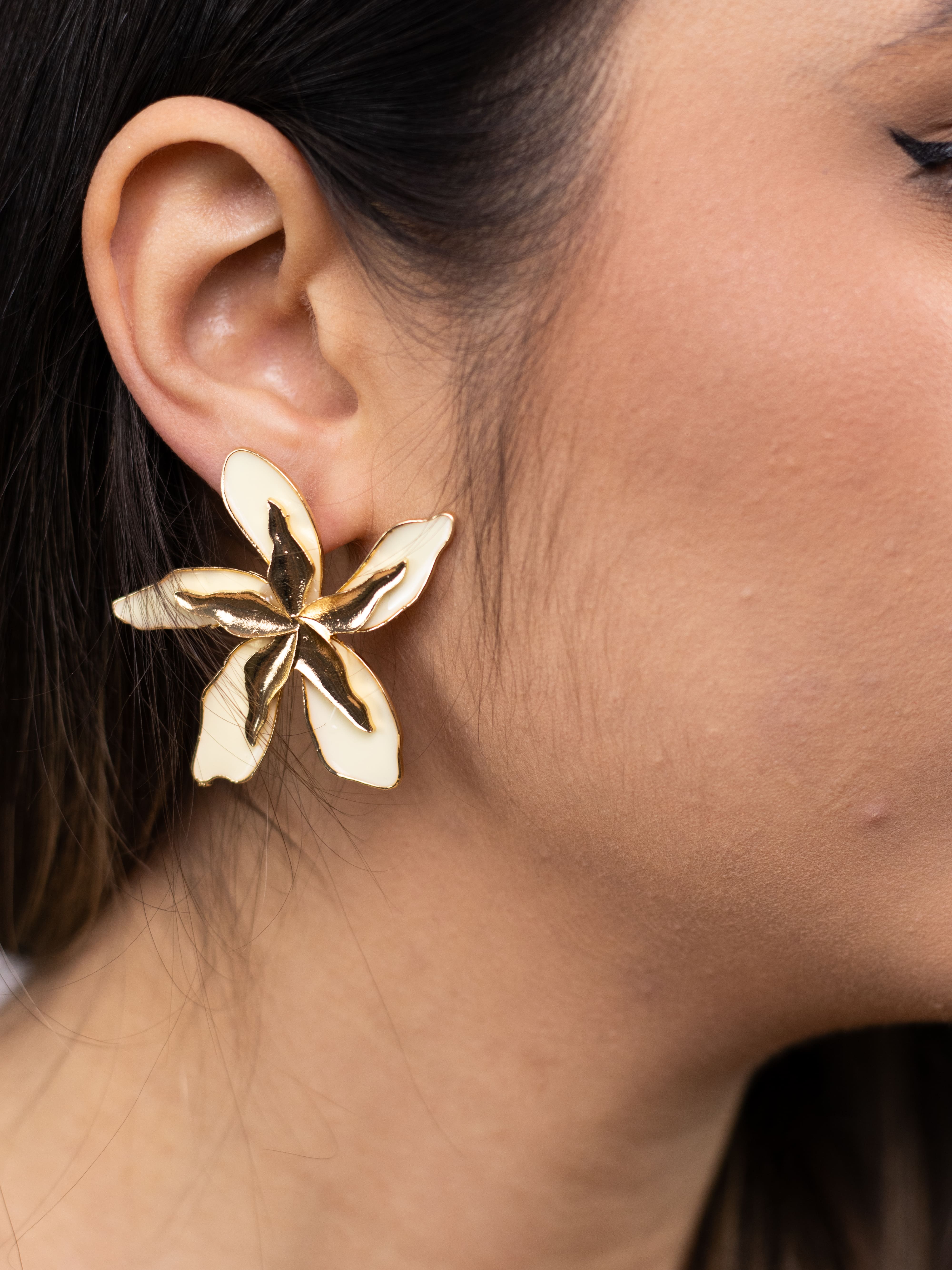 Brinco Flor Esmaltado Colorido com Detalhe de Metal