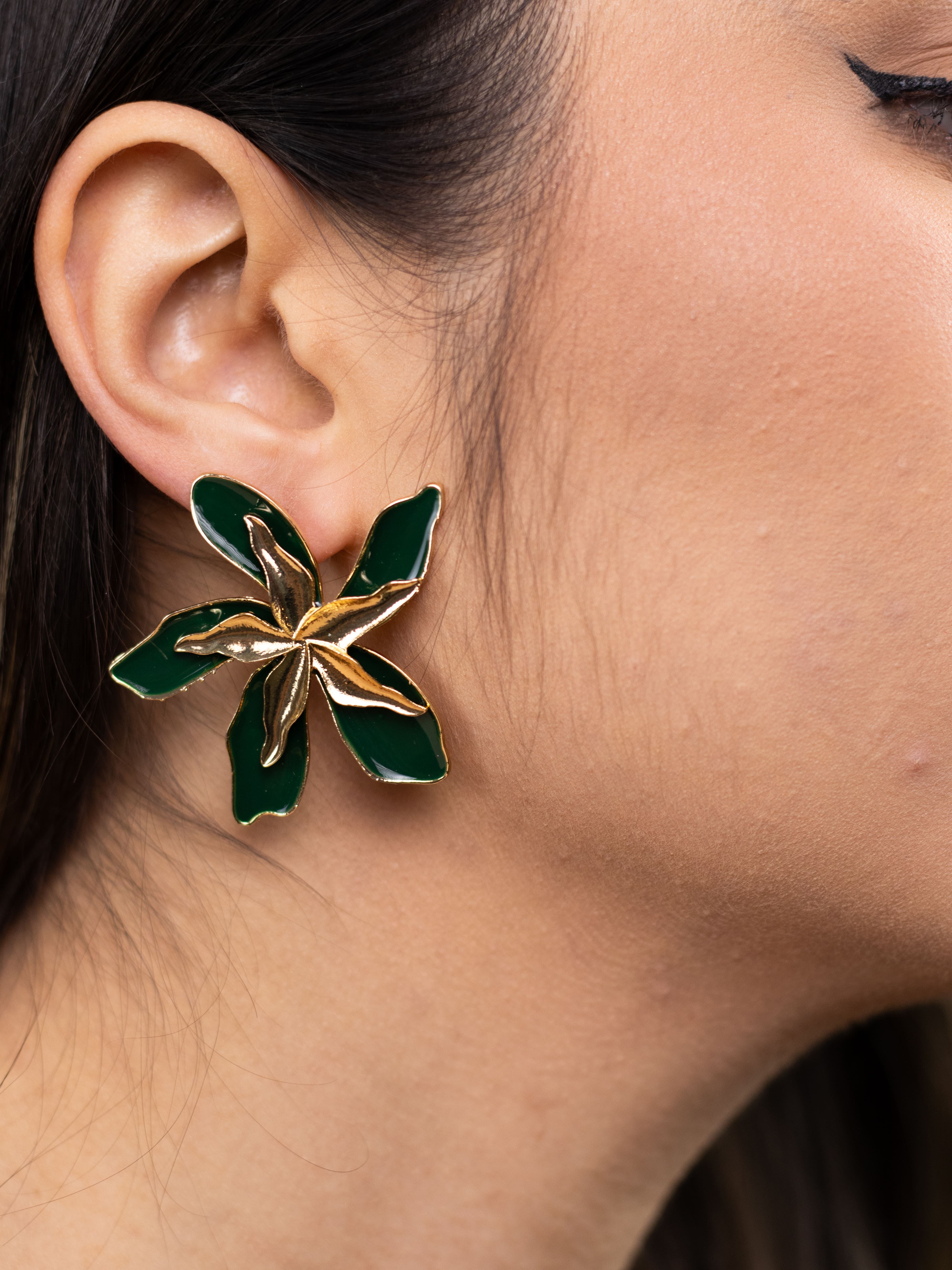 Brinco Flor Esmaltado Colorido com Detalhe de Metal